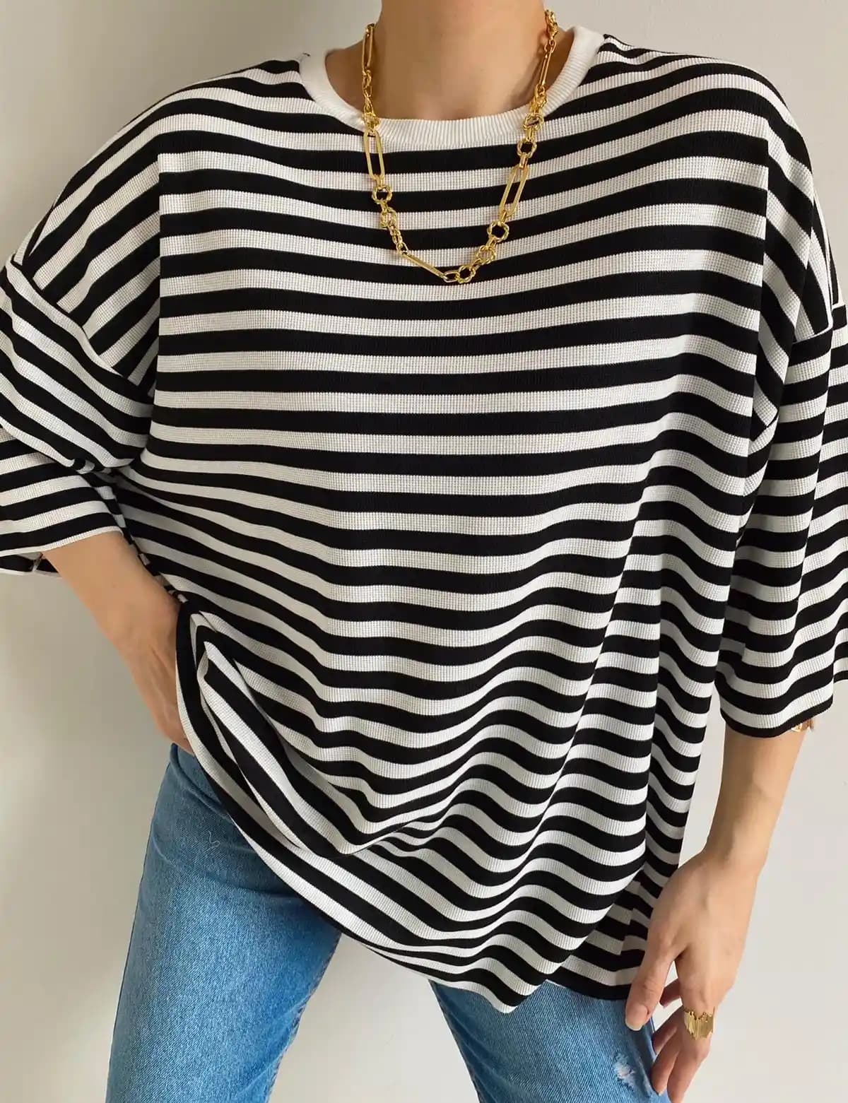 Siyah Beyaz Çizgili Tişörtler: Zamansız Moda Parçası ve Kombin İpuçları