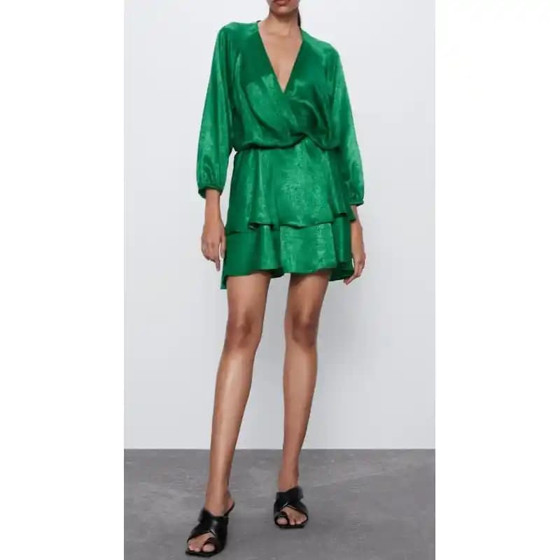 2025'te Zara Saten Mini Elbiselerle Şıklık ve Rahatlıkta Yeni Dönem