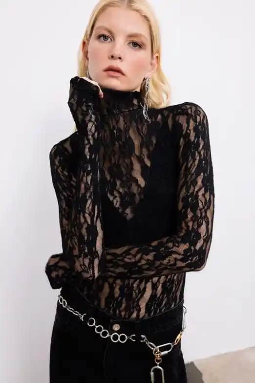 Dantelli Bodysuit Modası: Kadınlar İçin Zarif ve Çok Yönlü Giyim Seçenekleri