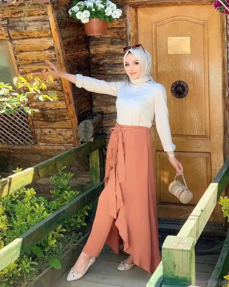 2025'te Yaz Sıcaklarında Şıklık ve Konforun Anahtarı: Yazlık Pantolon ve Etekler