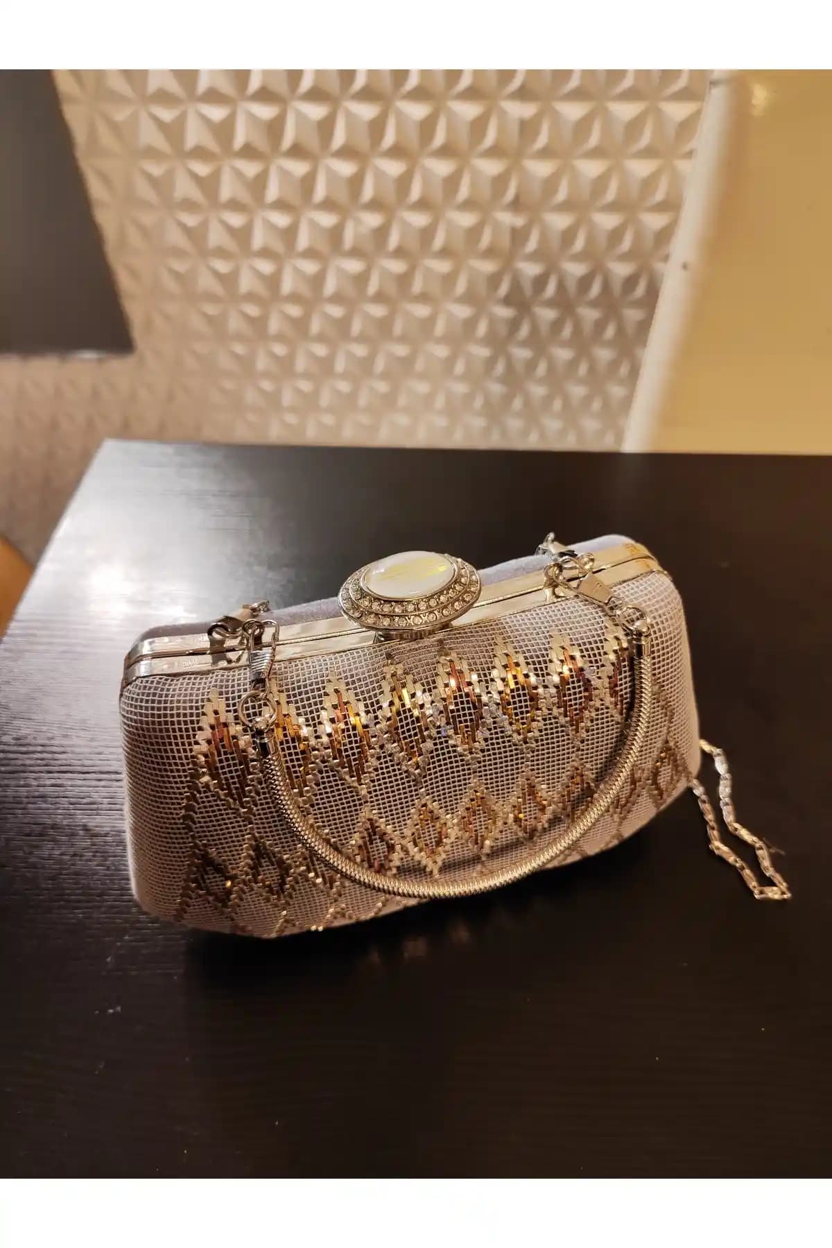 Abiye Kıyafetleri Tamamlayan Zarif ve Fonksiyonel Çanta Seçenekleri Rehberi