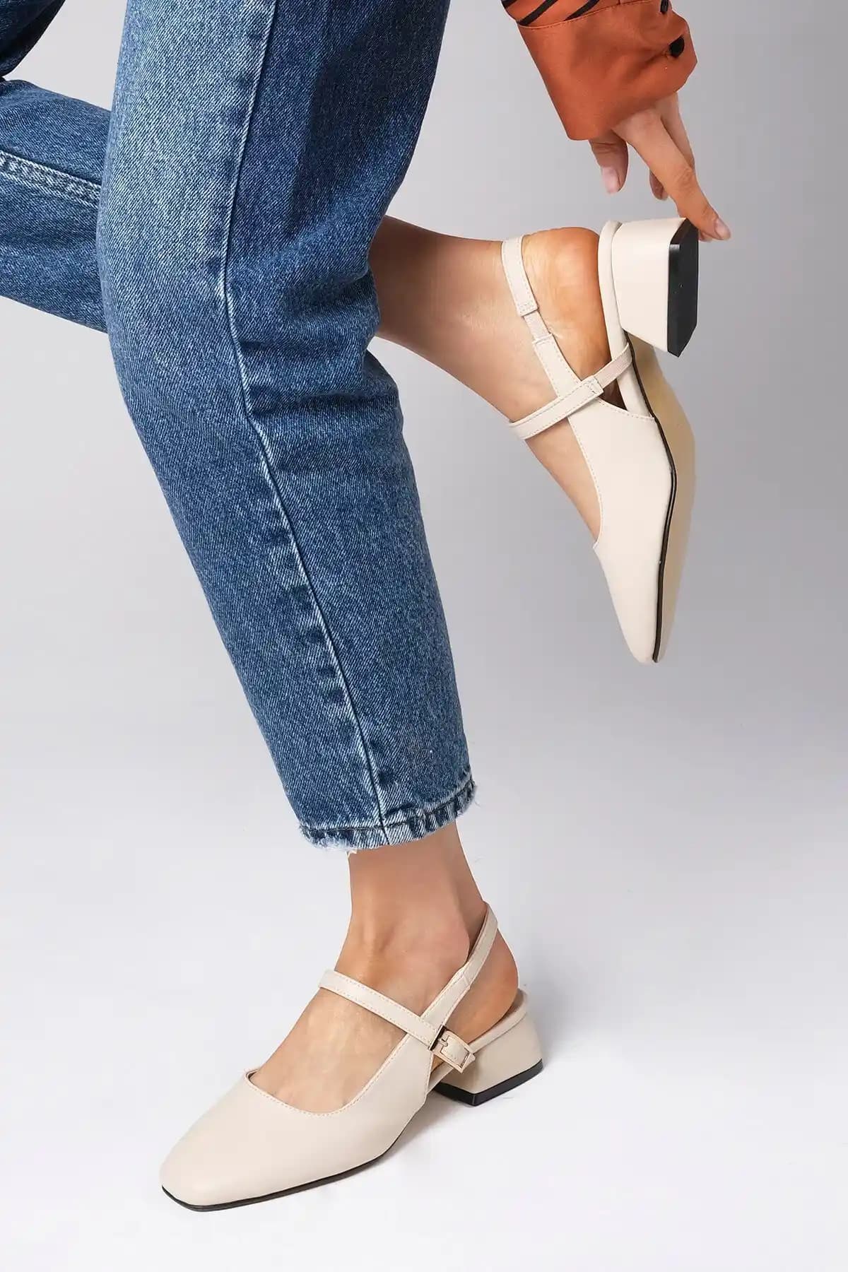 Açık Ayakkabılar: Rahatlık ve Şıklığın Modern Moda Trendleri