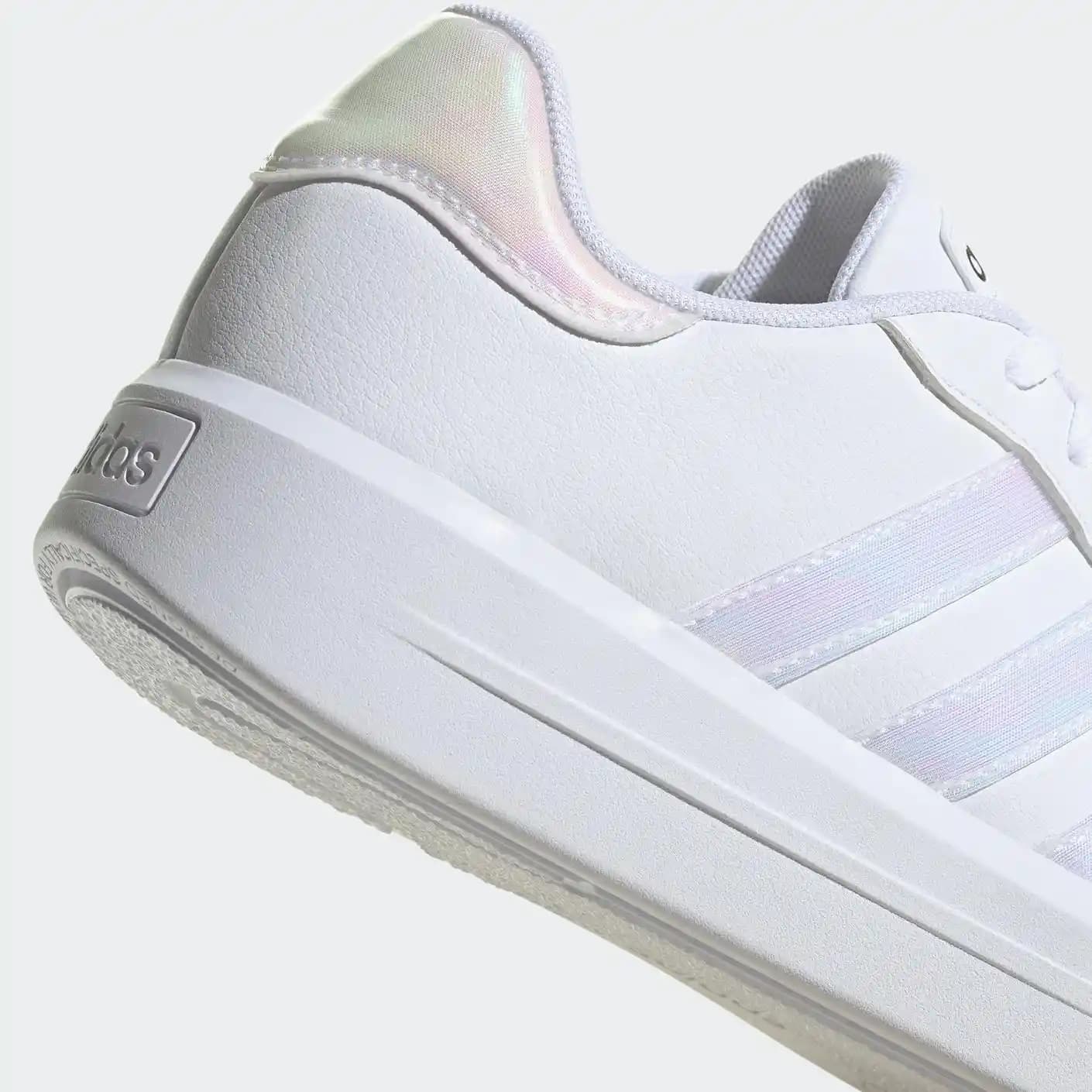 Adidas Kadın Beyaz Sneakerlar: Şıklık ve Konforun Mükemmel Buluşması