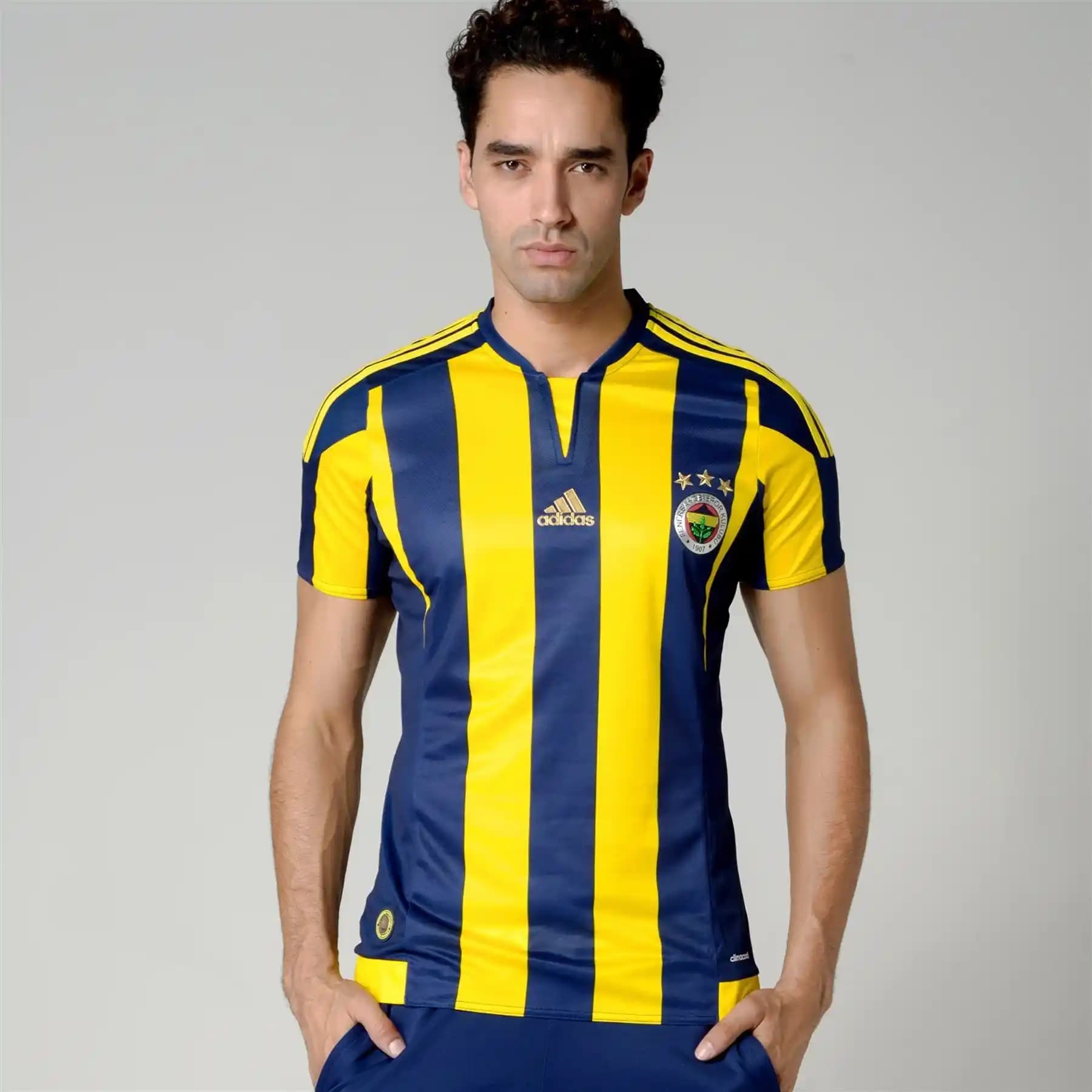 Adidas ve Fenerbahçe İş Birliğiyle Şık ve Dayanıklı Forma Seçenekleri