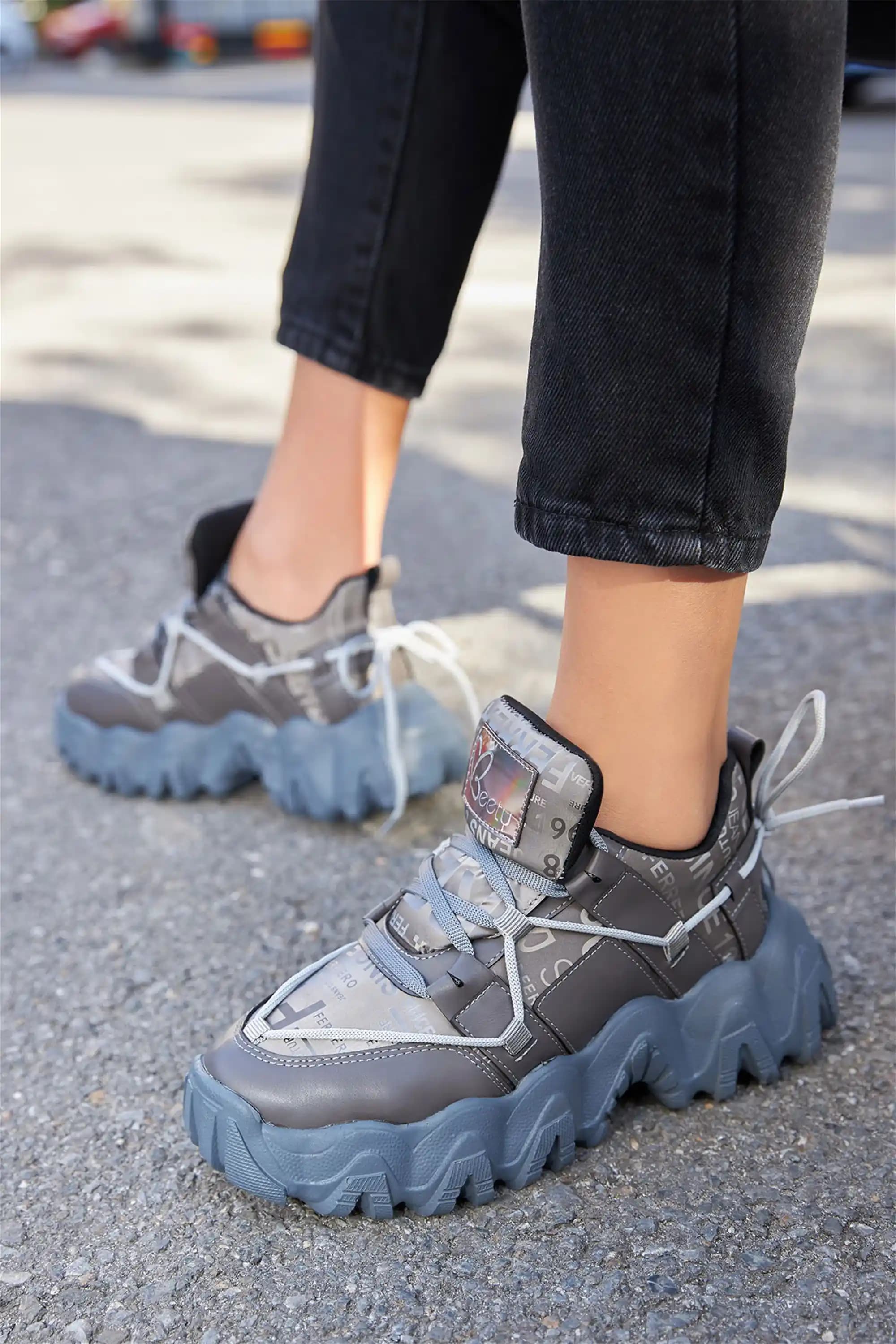 Altı Kaymayan Spor Ayakkabıları ile Güvenli ve Konforlu Günlük Adımlar