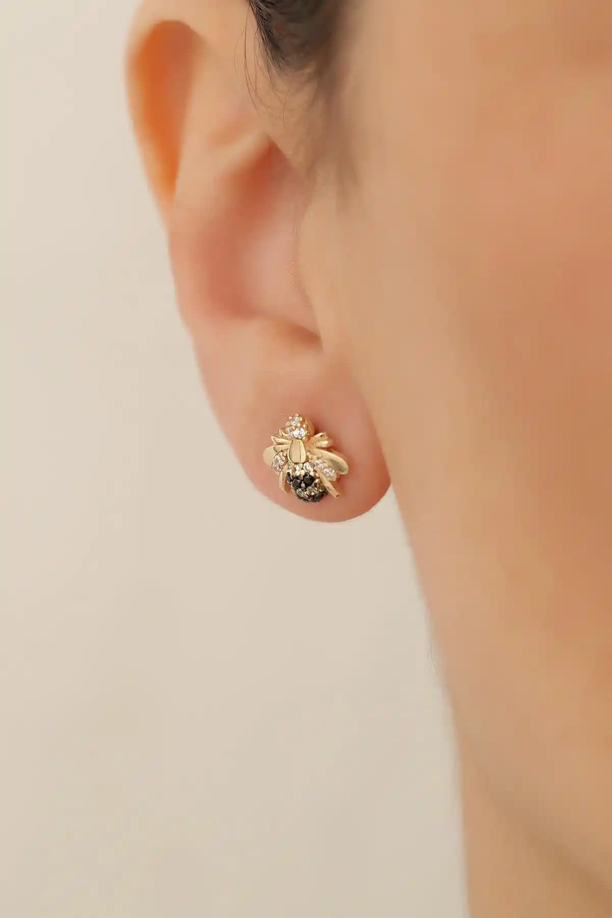 Arı Figürlü Takılar: Doğadan İlham Alan Zarif ve Anlamlı Küpe Modelleri