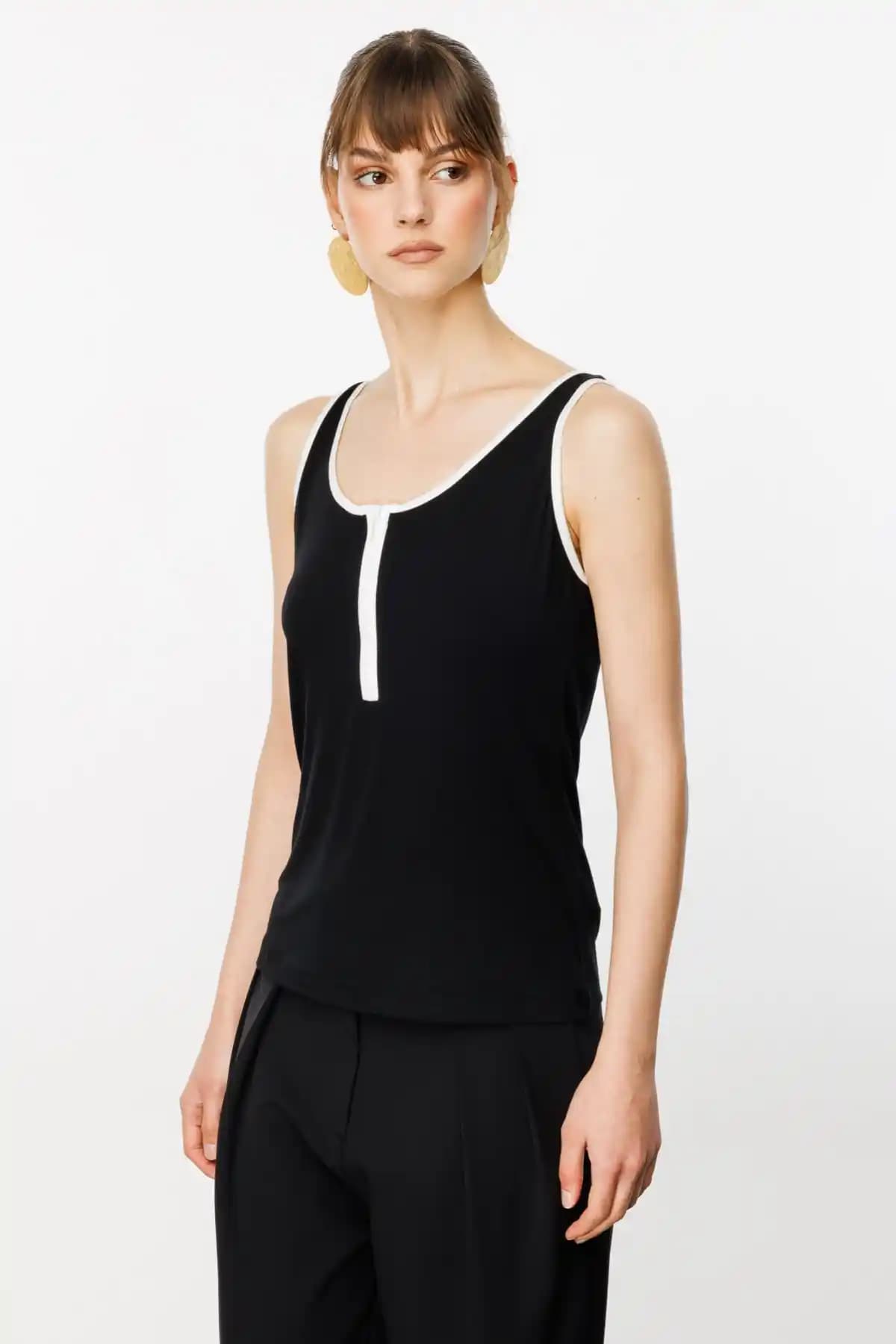 Askılı Tişört Modelleri ve Yazlık Kombin İpuçlarıyla Şıklık ve Rahatlık