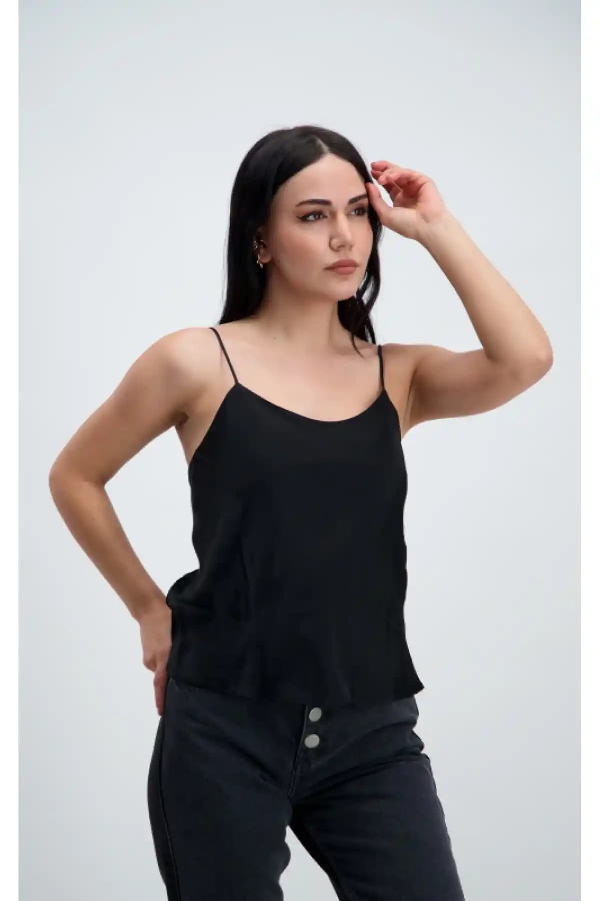 Askılı Üst Modelleri ve Trendleri: Güncel Seçenekler ve Kombin Önerileri