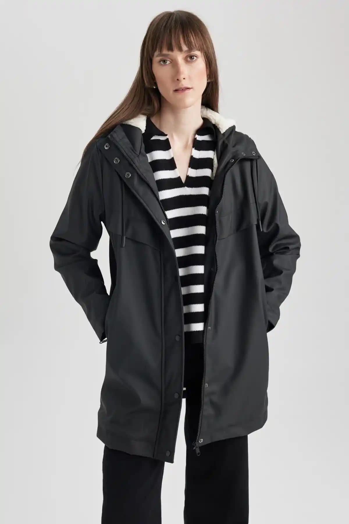 Astarlı Yağmurluklar: Şıklık ve Koruma Sunan Modern ve Fonksiyonel Giysi Seçenekleri