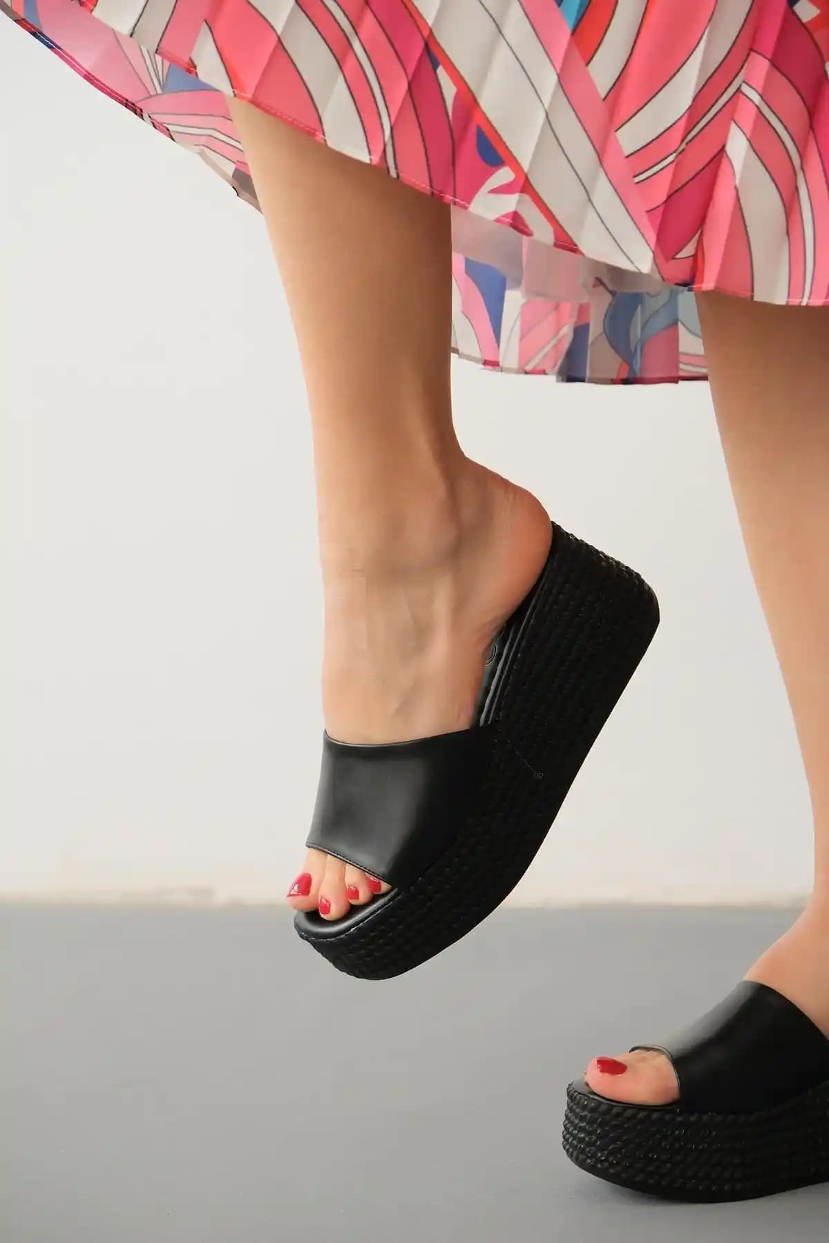 Ayakkabı Görünümlü Terlikler: Konfor ve Şıklığın Modern Birleşimi