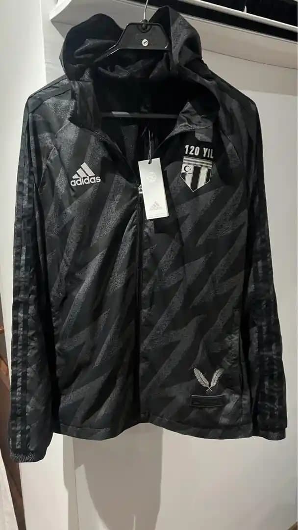Beşiktaş 120. Yıl Özel Yağmurlukları: Tarih ve Şıklığın Modern Buluşması