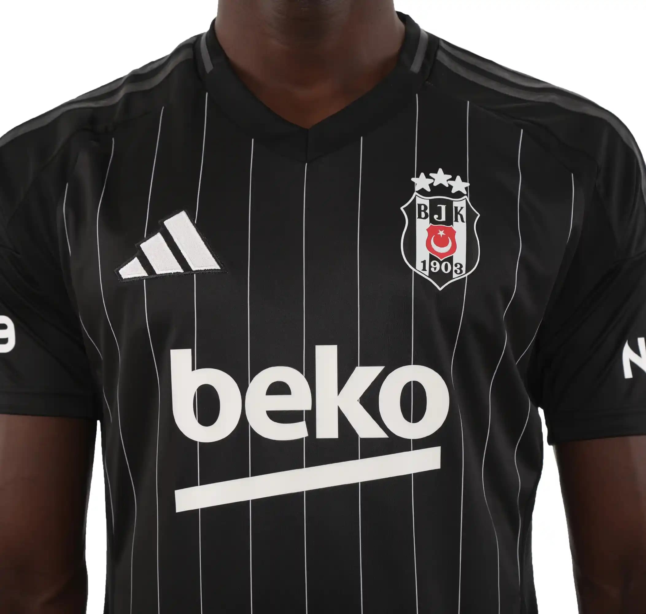 Beşiktaş Siyah Forma Modelleri ve Tasarımlarıyla Şıklık ve Tutku Bir Arada