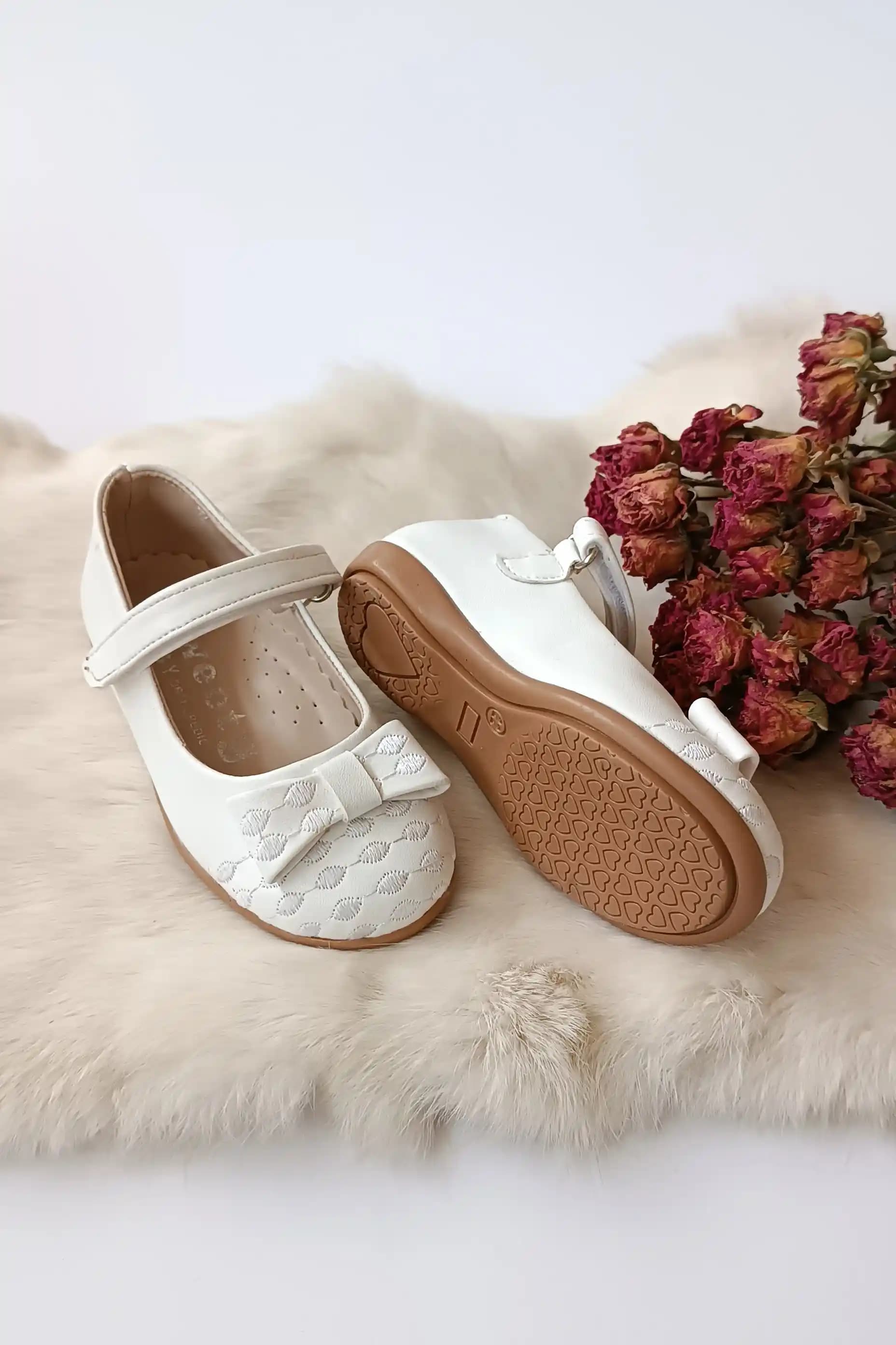 Beyaz Babetler ve Kız Çocuk Giyiminde Şıklık için Kombinasyon Önerileri