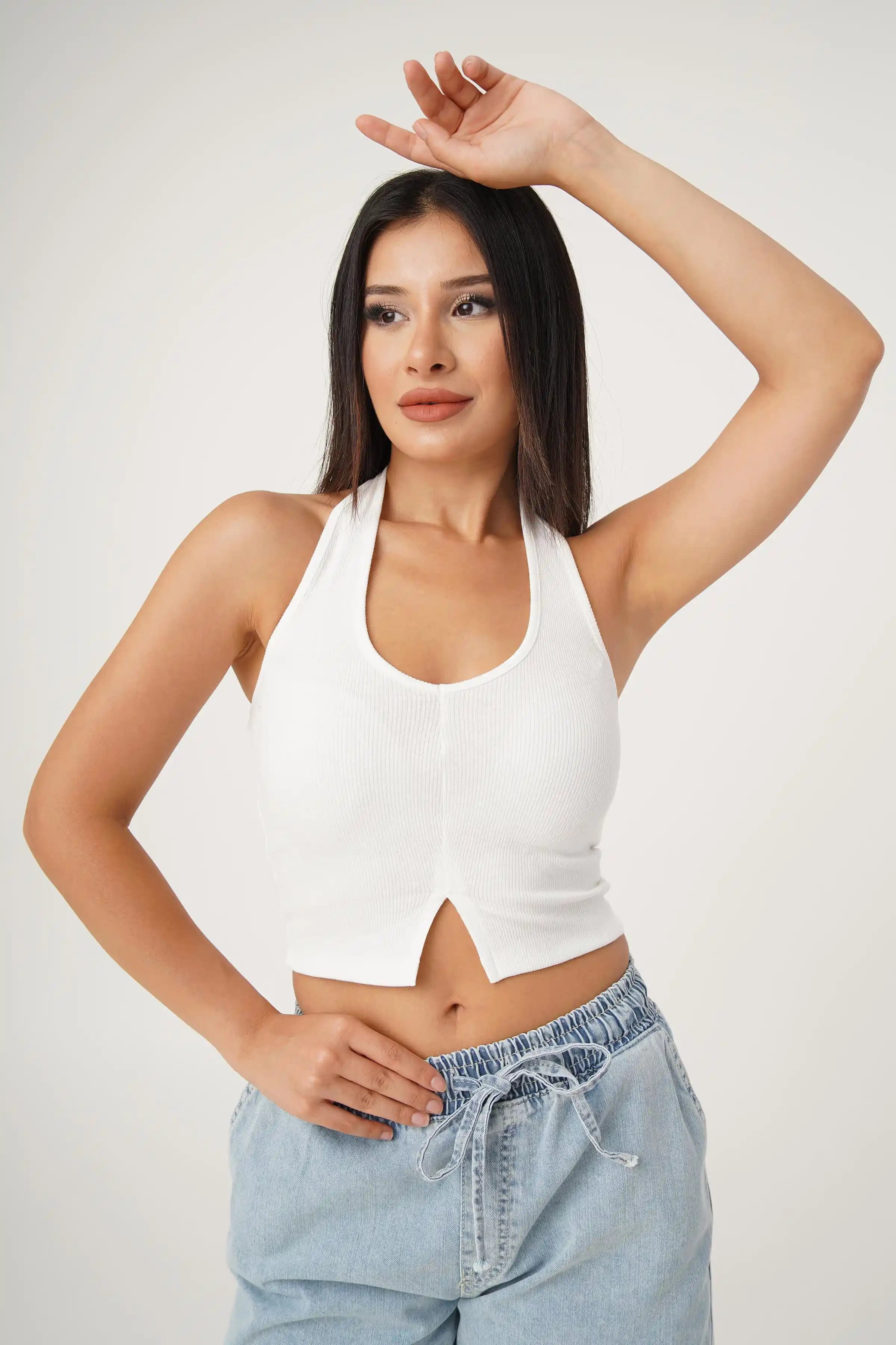 Beyaz Crop Top ile Günlük ve Şık Kombinasyonlar Yaratmanın En İyi Yöntemleri