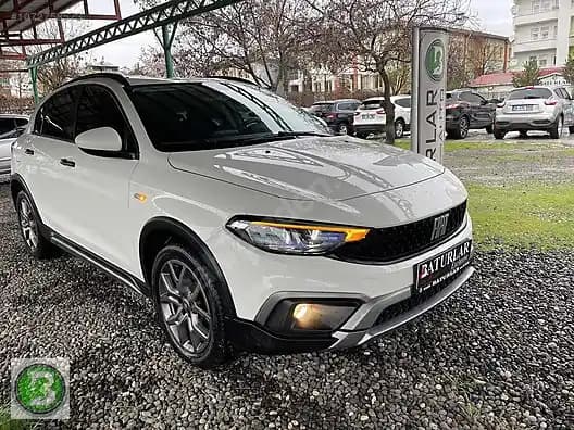 Beyaz Cross Detayları ile Modern ve Şık Tarzınızı Yaratın