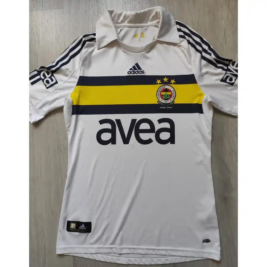 Beyaz Fenerbahçe Forması: Spor ve Moda Dünyasında Şıklık ve Kulüp Ruhu