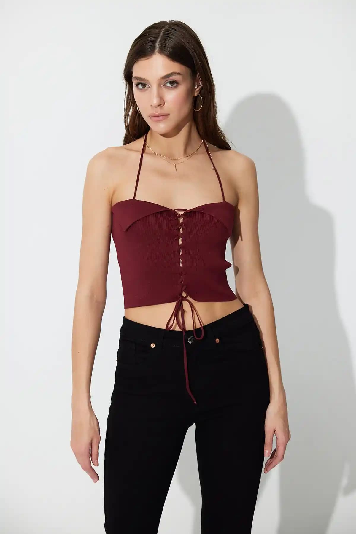 Bordo Büstiyer Modasında Stil ve Kombinasyon İpuçlarıyla Şıklığa Ulaşın