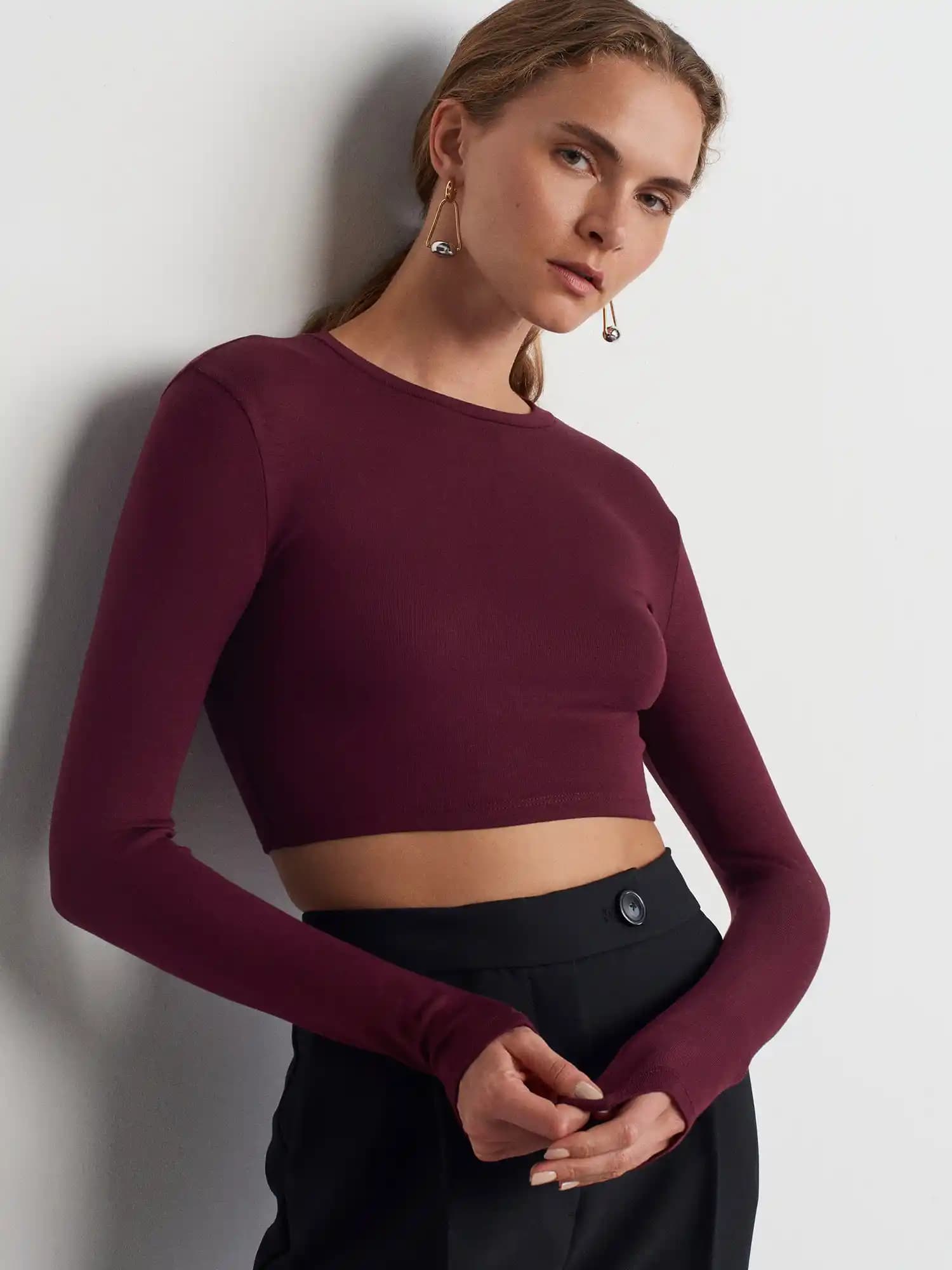 Bordo Crop Modası: Trendler, Modeller ve Kombin Önerileriyle Şıklığa Adım Atın