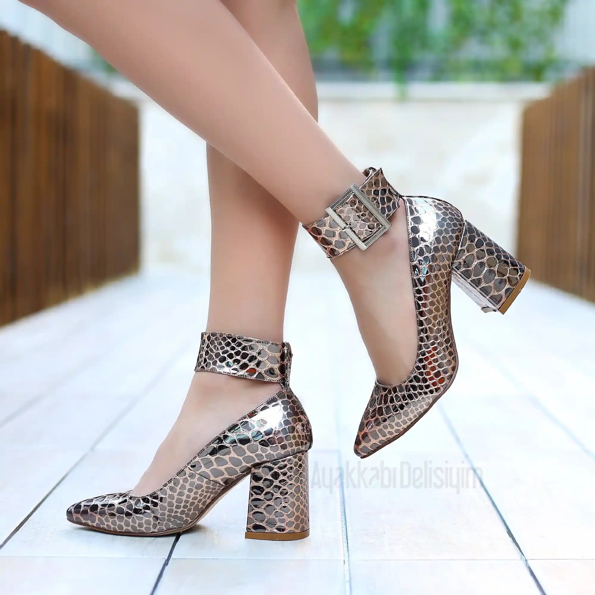 Brons Topuklu Ayakkabılarla Zarif ve Şık Görünüm Yaratmanın Yolları