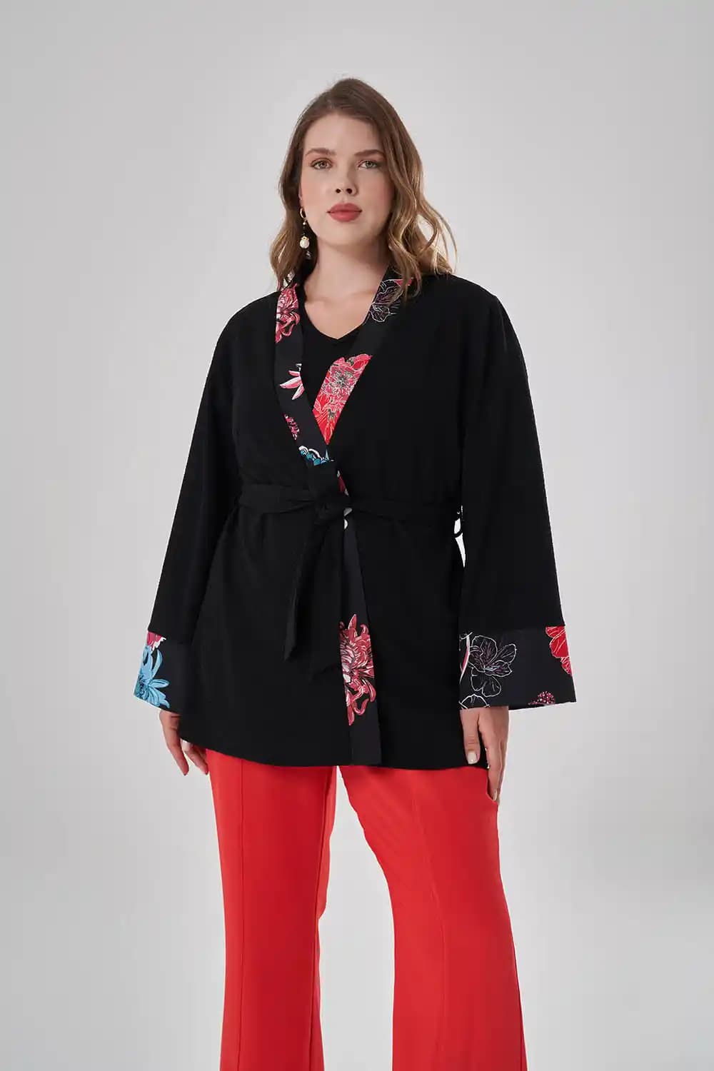 Büyük Beden Kimono Trendleri ve Kombinasyon İpuçlarıyla Şıklık ve Rahatlık
