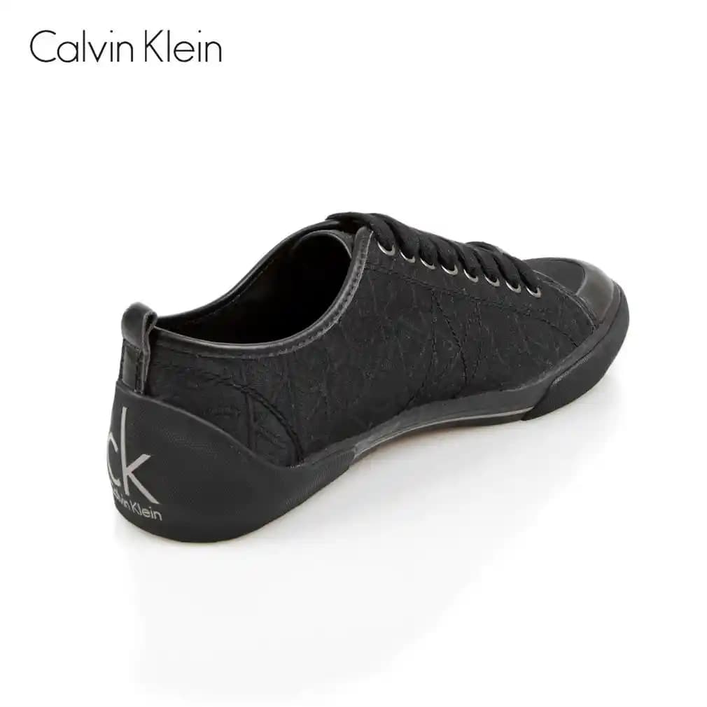 Calvin Klein Siyah Ayakkabılar: Şıklık ve Fonksiyonelliğin Modern Tasarımı