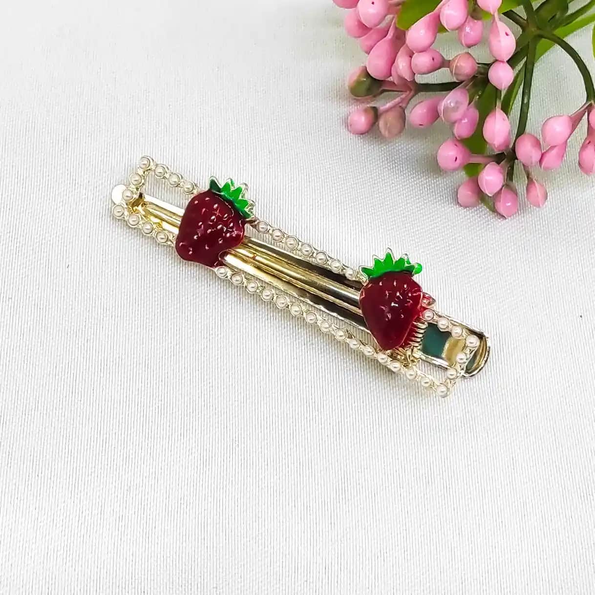 Çilekli Toka Modada Popülerlik Kazanan Renkli Saç Aksesuarı