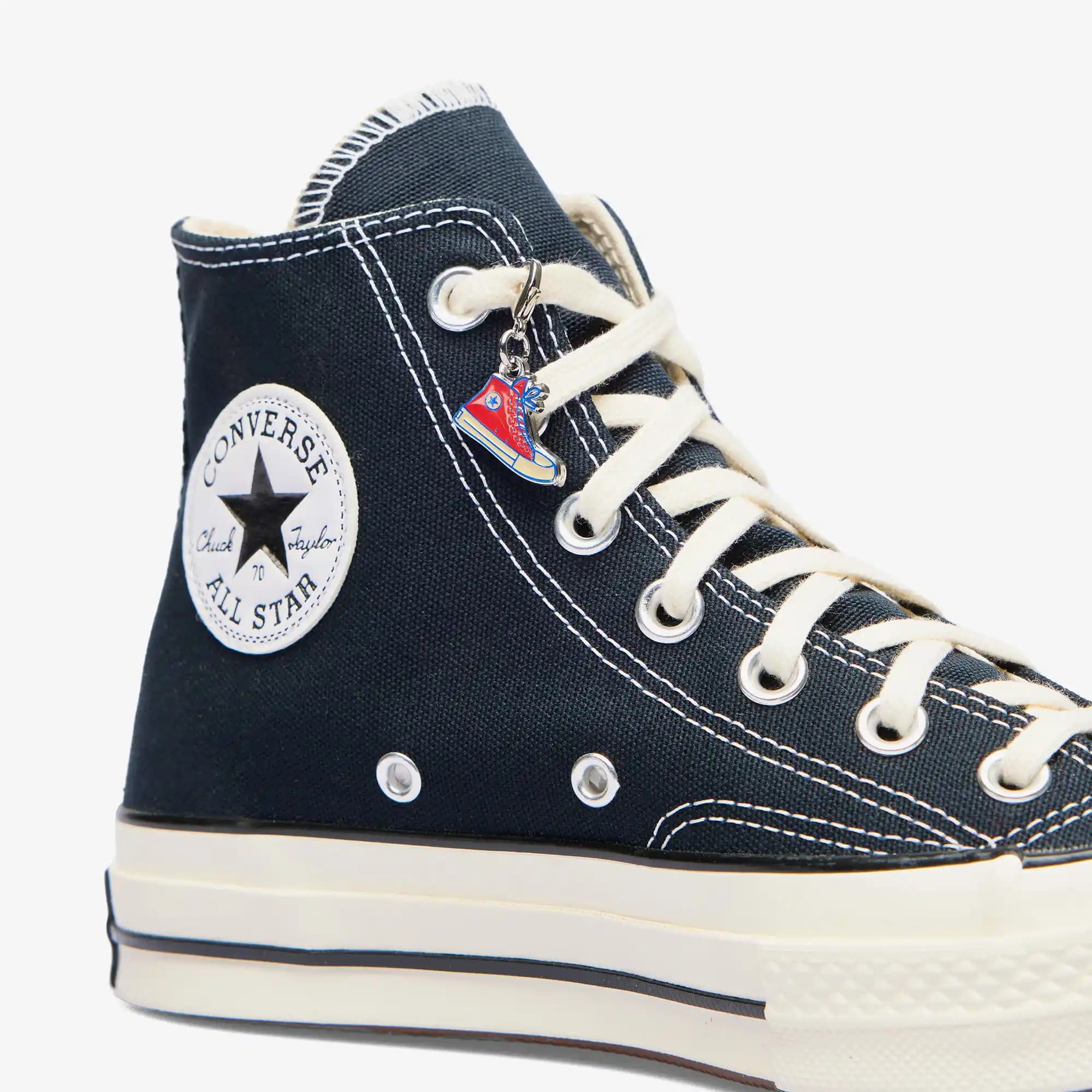 Converse Desenli Ürünler ve Kombinasyon İpuçları: Moda ve Tarzın Buluşma Noktası