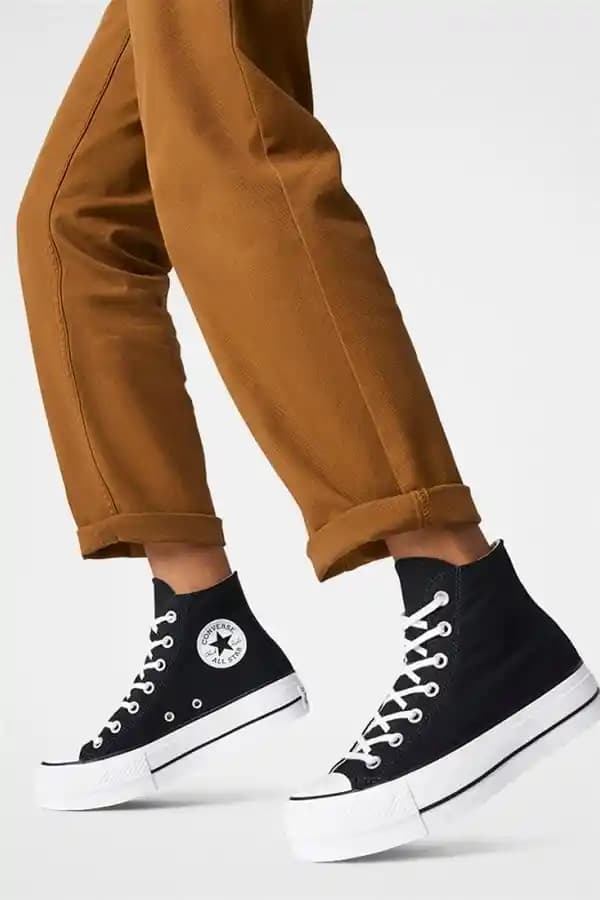 Converse Yüksek Tabanlı Ayakkabılarla Şık ve Konforlu Tarz Yaratma Rehberi
