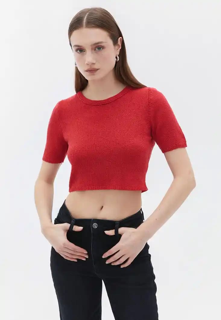 Crop Triko Nedir, Nasıl Kombinlenir ve Moda Dünyasındaki Yeri Hakkında Detaylı Bilgi