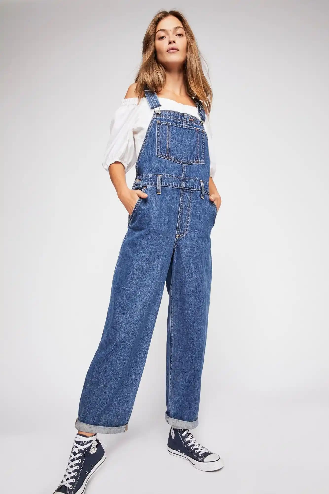 Denim Tulumlar Modada Zamansız ve Çok Yönlü Bir Parça Olarak Güncel Trendler