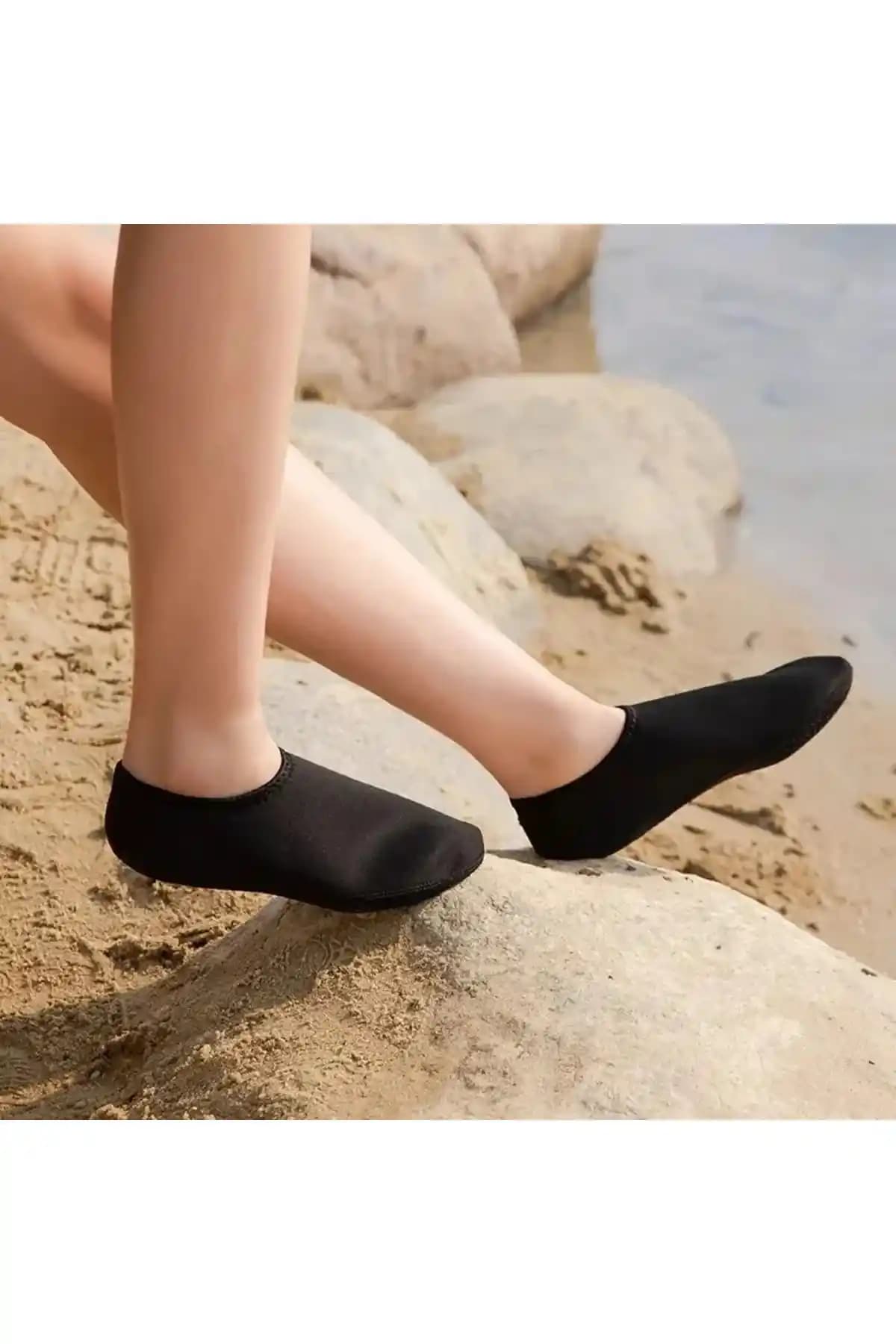 Deniz Çorabı Seçimi ve Kullanımı: Plaj ve Deniz Aktivitelerinde Konfor ve Koruma