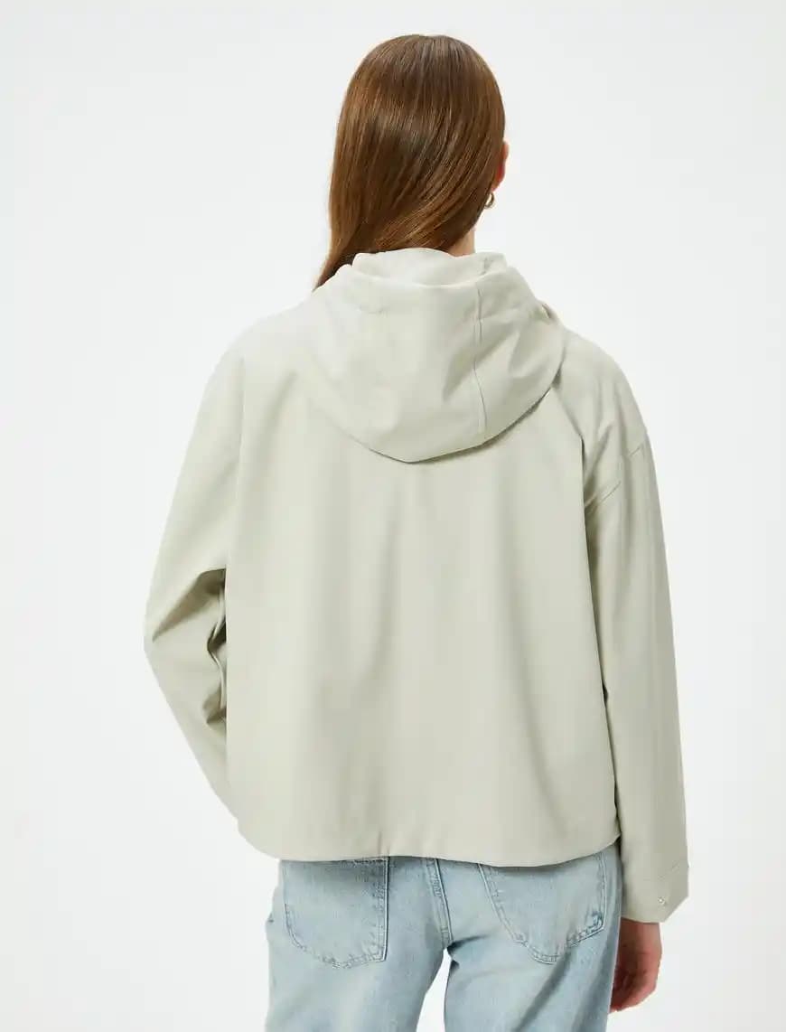 Deri Görünümlü Yağmurluklar: Şıklık ve Fonksiyonelliğin Modern Buluşması