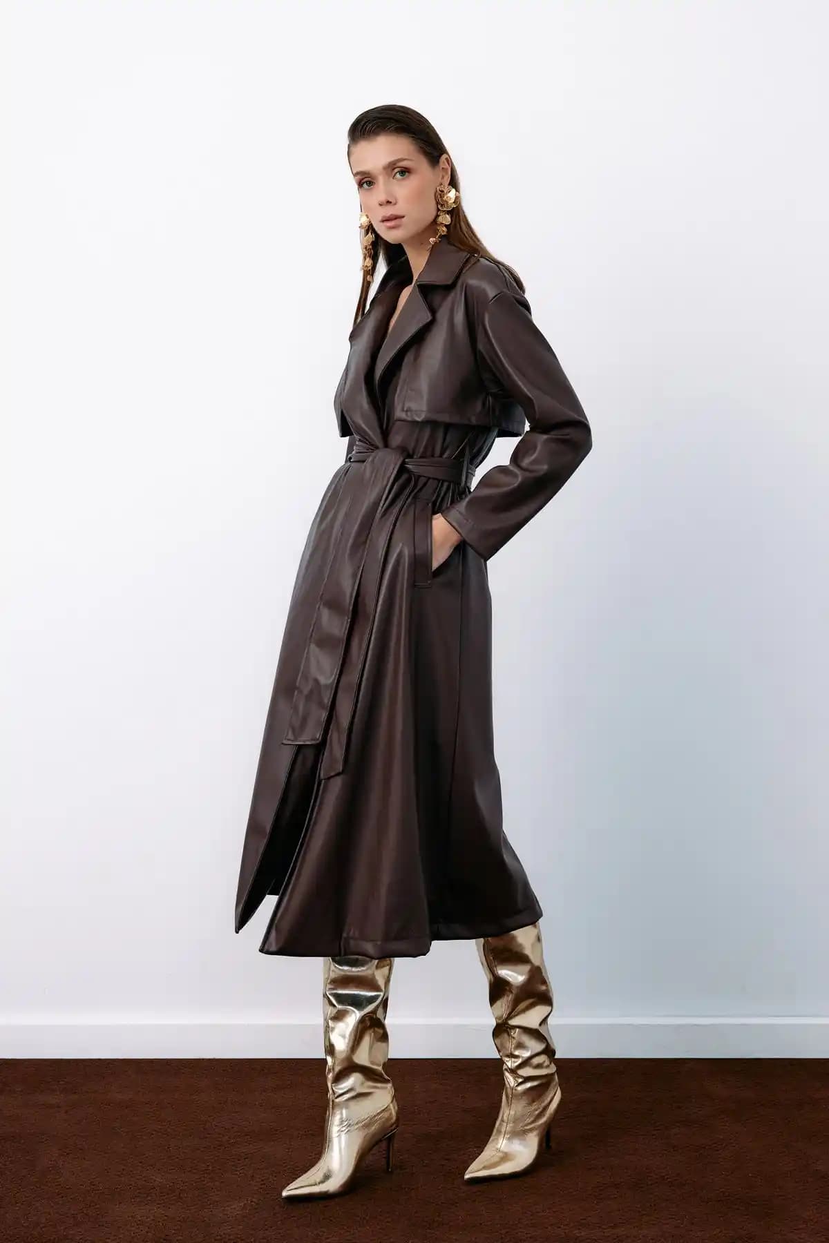 Deri Trençler: Kış Modasında Şıklık ve Dayanıklılığın Buluşması