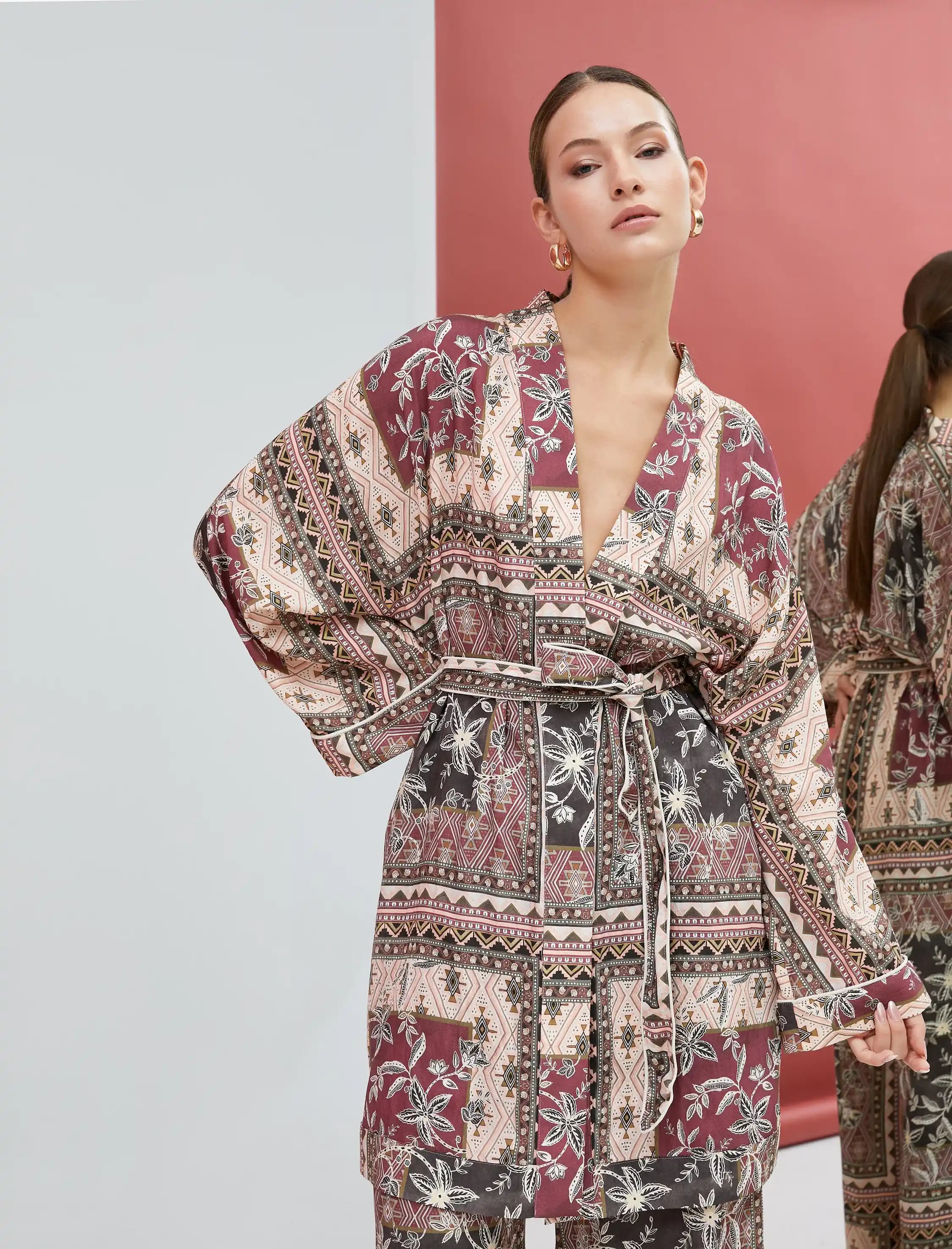 Desenli Kimono Trendleri ve Kombin Önerileriyle Stilinizi Yükseltin