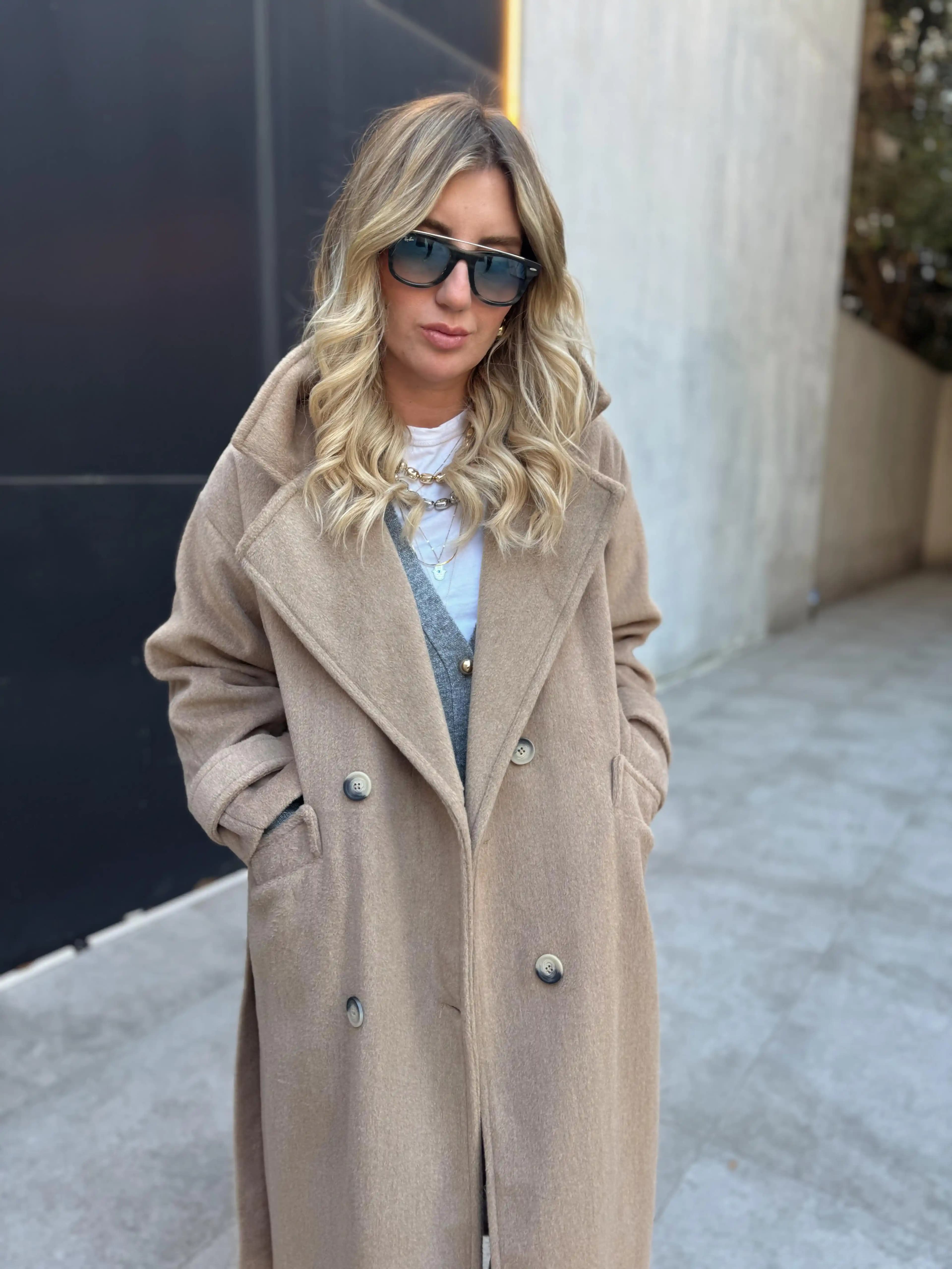 Deve Tüyü Palto: Modern Tasarımlar ve Bakım İpuçlarıyla Şıklık ve Sıcaklık