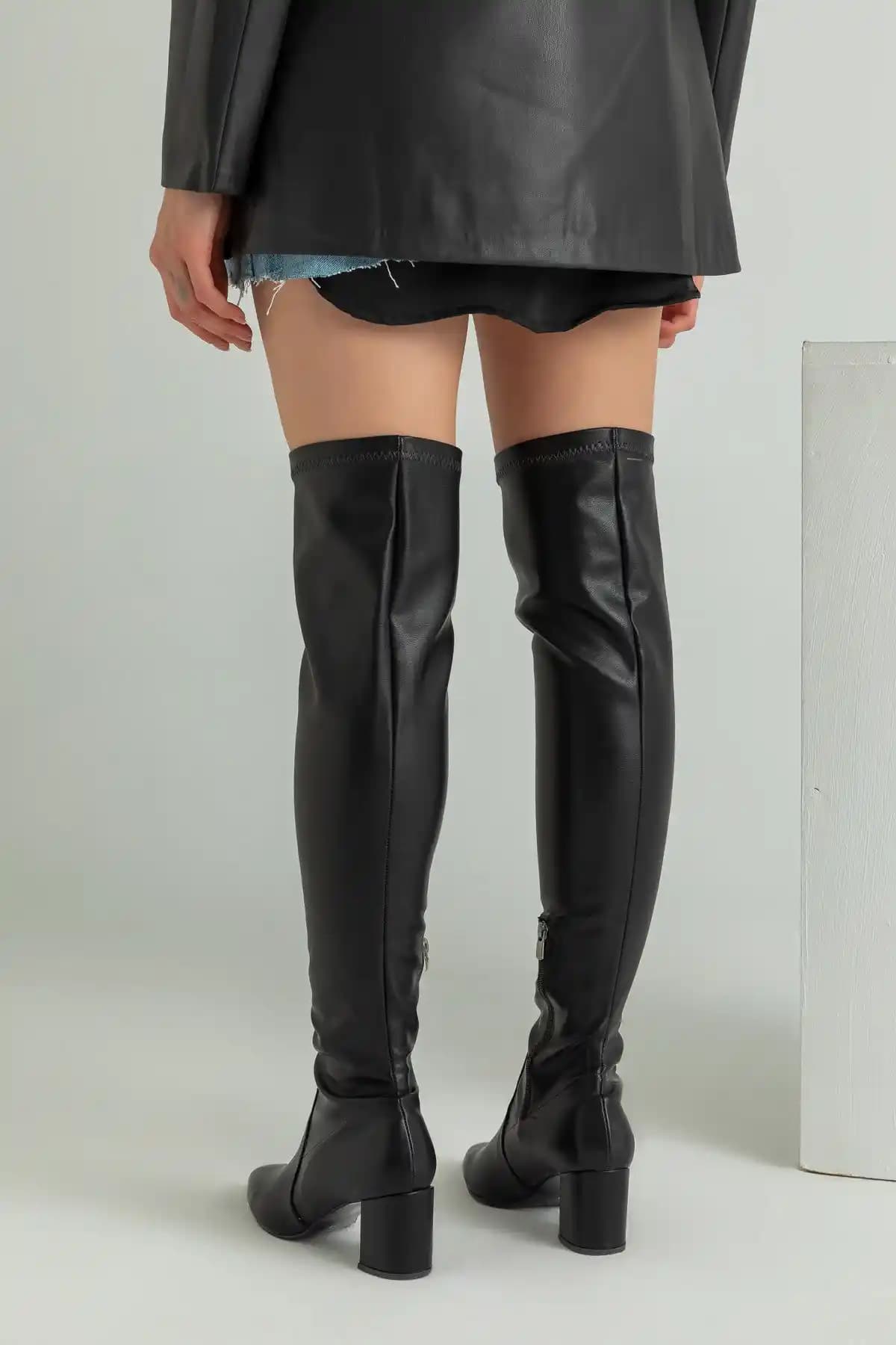 Diz Üstü Topuklu Çizme: Şıklık ve Konforun Bir Arada Sunulduğu Moda Seçeneği