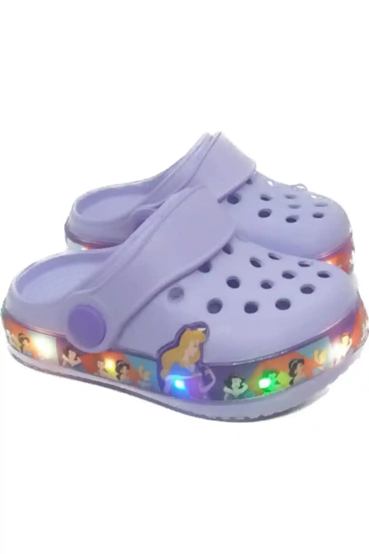 El Salvadorlu Terlikler: Geleneksel El İşçiliği ve Modern Tasarımla Günlük Şıklık