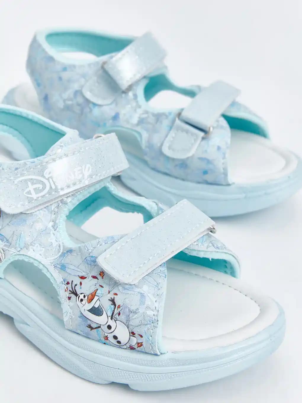 Elsa Temalı Yazlık Sandaletler: Çocuklar İçin Şık ve Konforlu Seçenekler