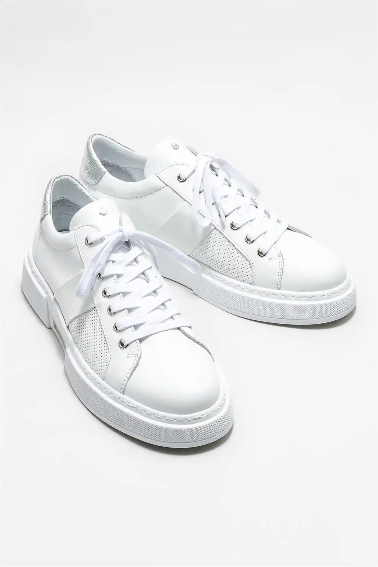 Erkek Beyaz Deri Spor Ayakkabılar: Şıklık ve Konforun Mükemmel Buluşması