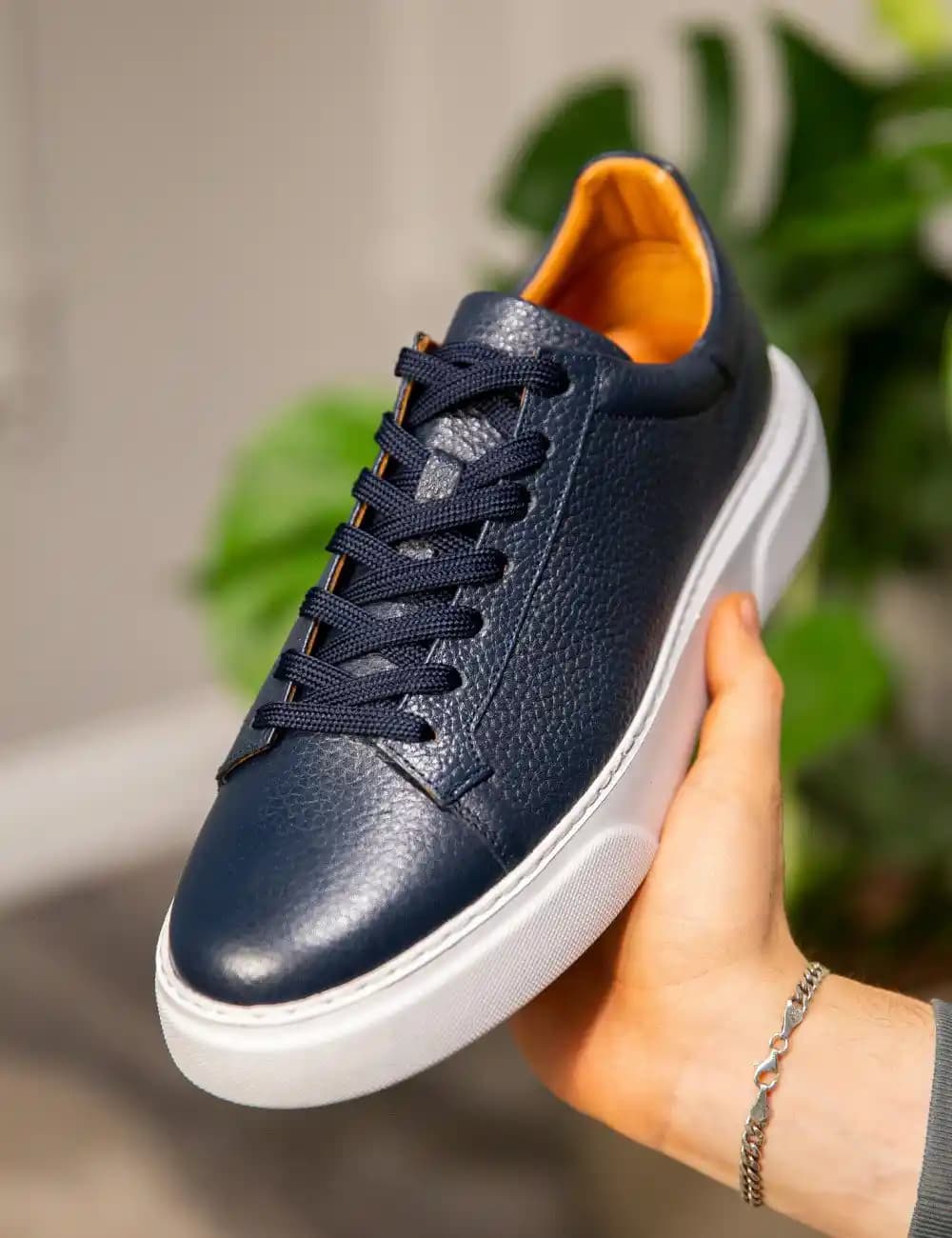 Erkek Hakiki Deri Sneaker Seçerken Dikkat Edilmesi Gerekenler ve Moda Trendleri