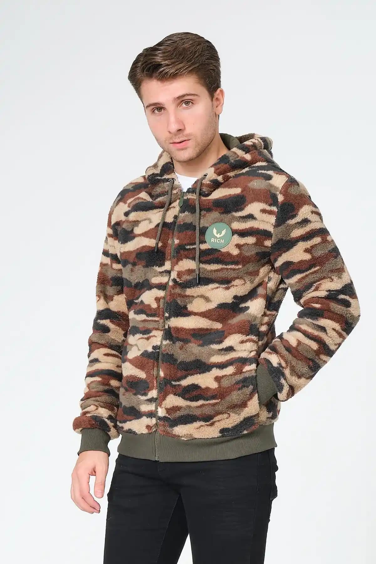 Erkek Kamuflaj Modası: Günlük ve Spor Stiliniz İçin Güçlü Bir Trend