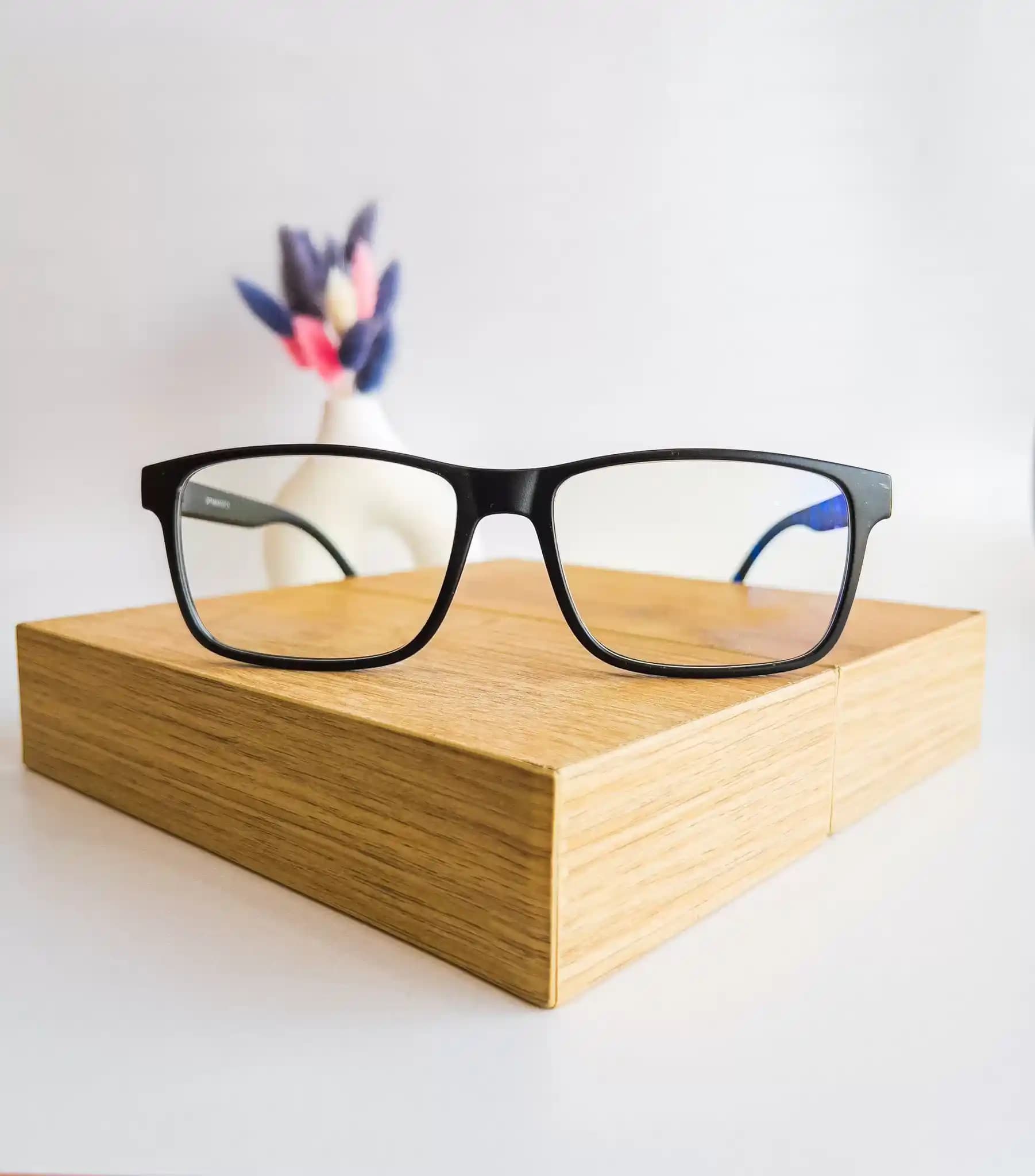 Erkek Kemik Gözlükler: Doğal Malzeme ve Şık Tasarımlarla Modern Stil Yaratın