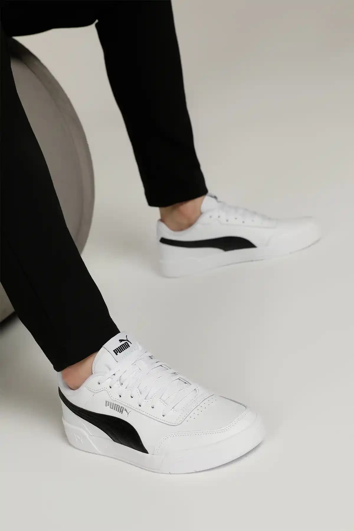 Erkek Klasik Sneakers: Şıklık ve Konforu Bir Arada Sunan Modeller