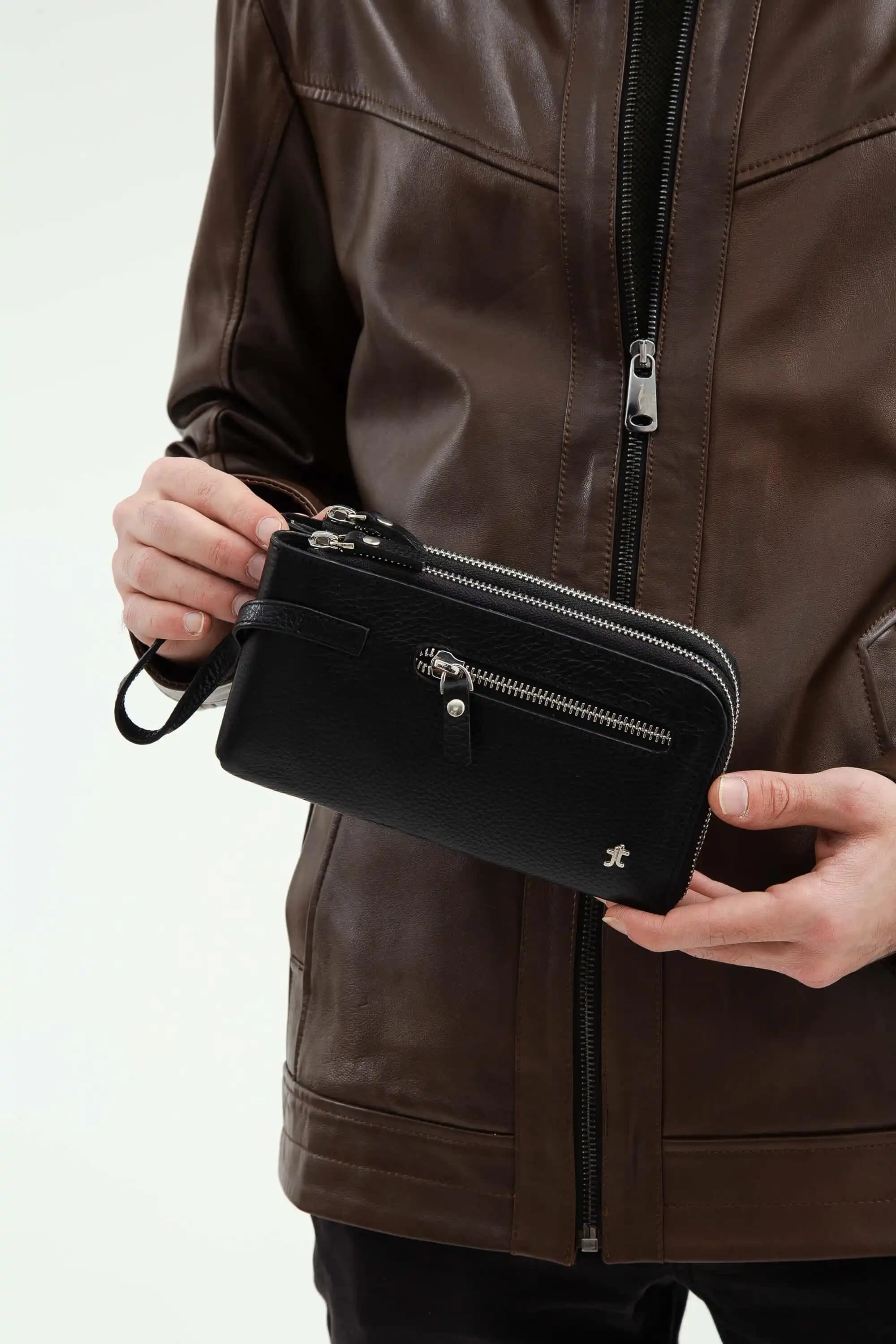 Erkek Portföy Çanta Seçimi ve Trendleri: Şıklık ve Fonksiyonellik Bir Arada