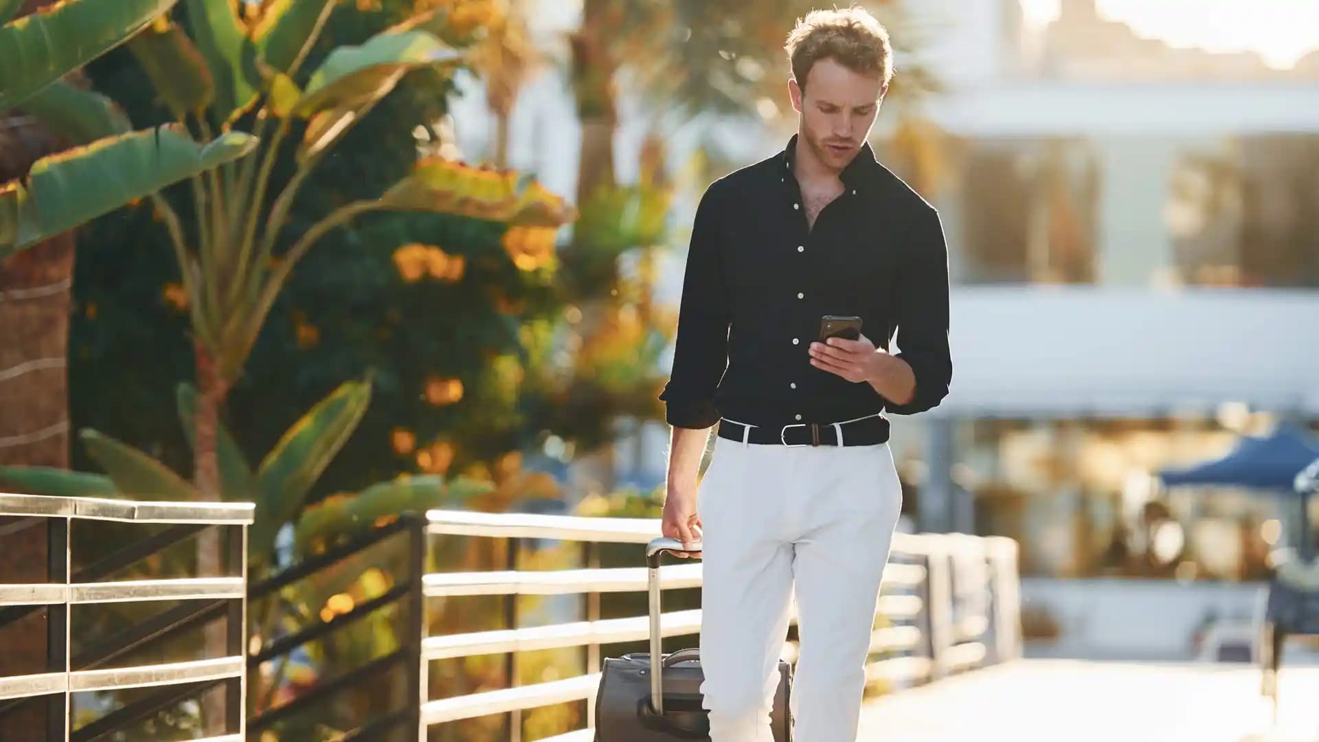 Erkekler İçin Tatil Kombini Rehberi: Rahat ve Şık Görünmenin İpuçları ve Önerileri