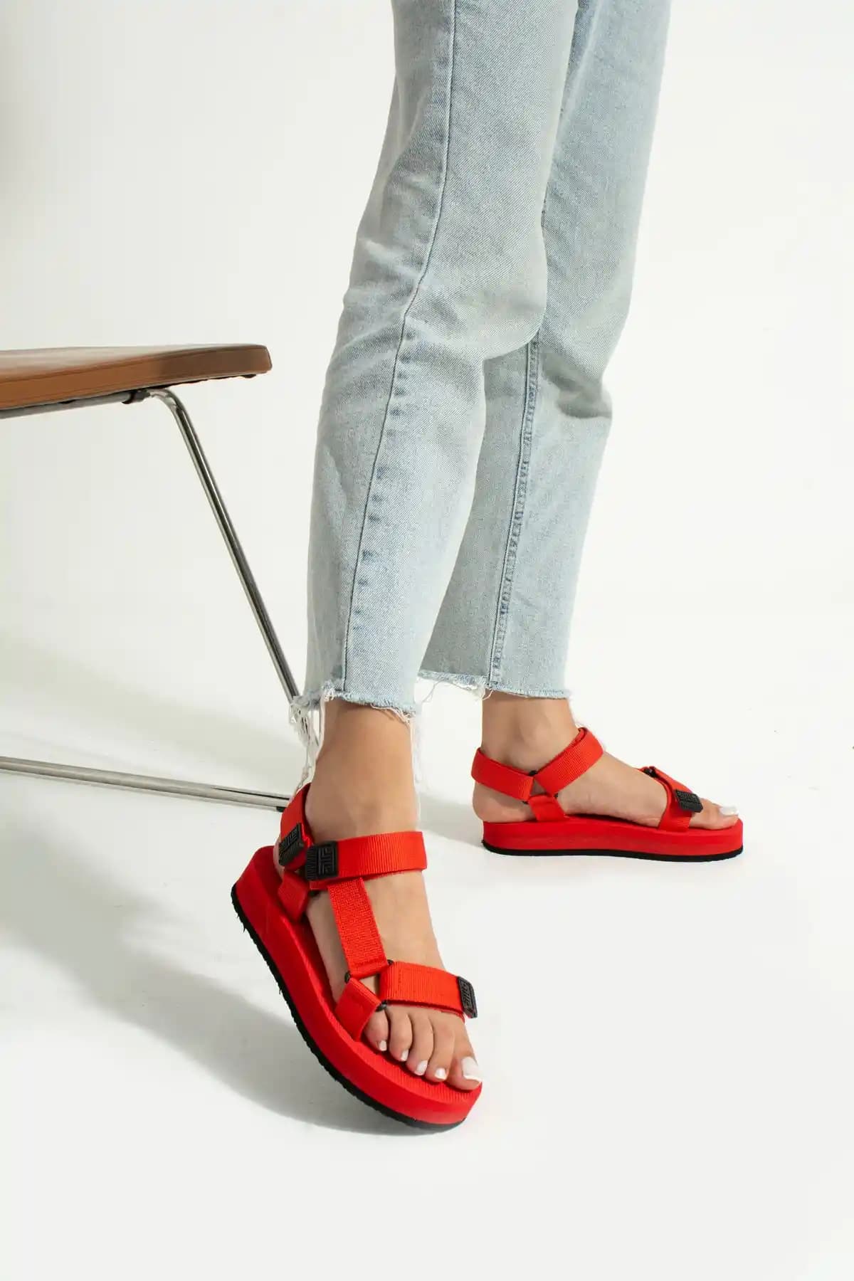 Eva Sandalet: Yaz Aylarında Şıklık ve Konforu Bir Arada Sunan Hafif Ayakkabı Seçenekleri