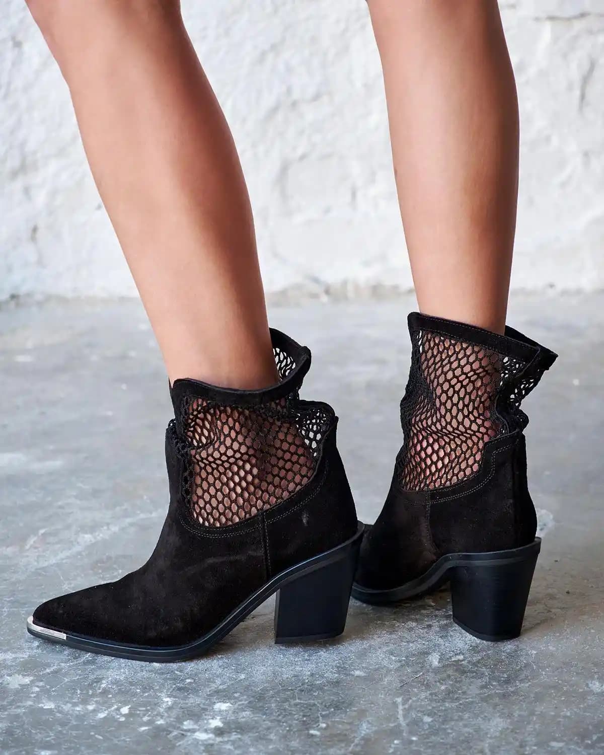 Fileli Bot Modası 2023: Stil Sahibi ve Rahat Ayakkabı Trendleri