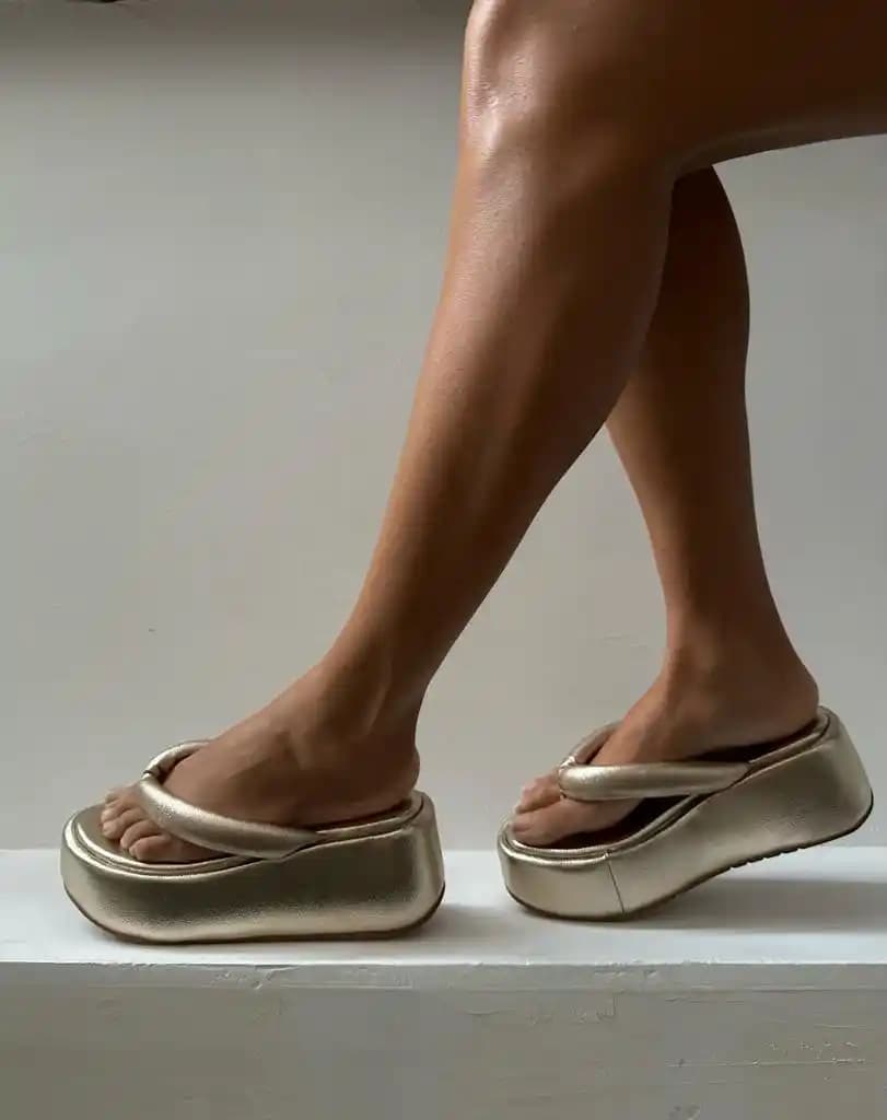 Flatform Modası: Konfor ve Şıklığı Bir Arada Sunan Yüksek Tabanlı Ayakkabılar