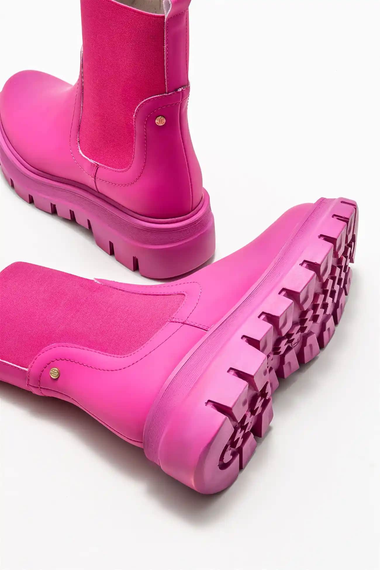 Fuşya Botlar: Moda Dünyasında Renkli ve Şık Bir Stil İfadesi