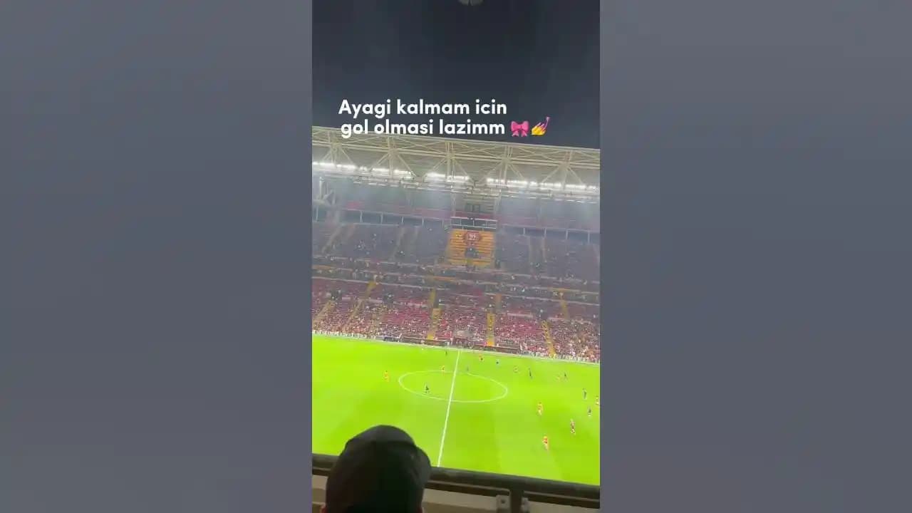 Galatasaray Temalı Botlar ve Giyim Aksesuarlarıyla Stilinizde Tutku ve Şıklık Yaratın